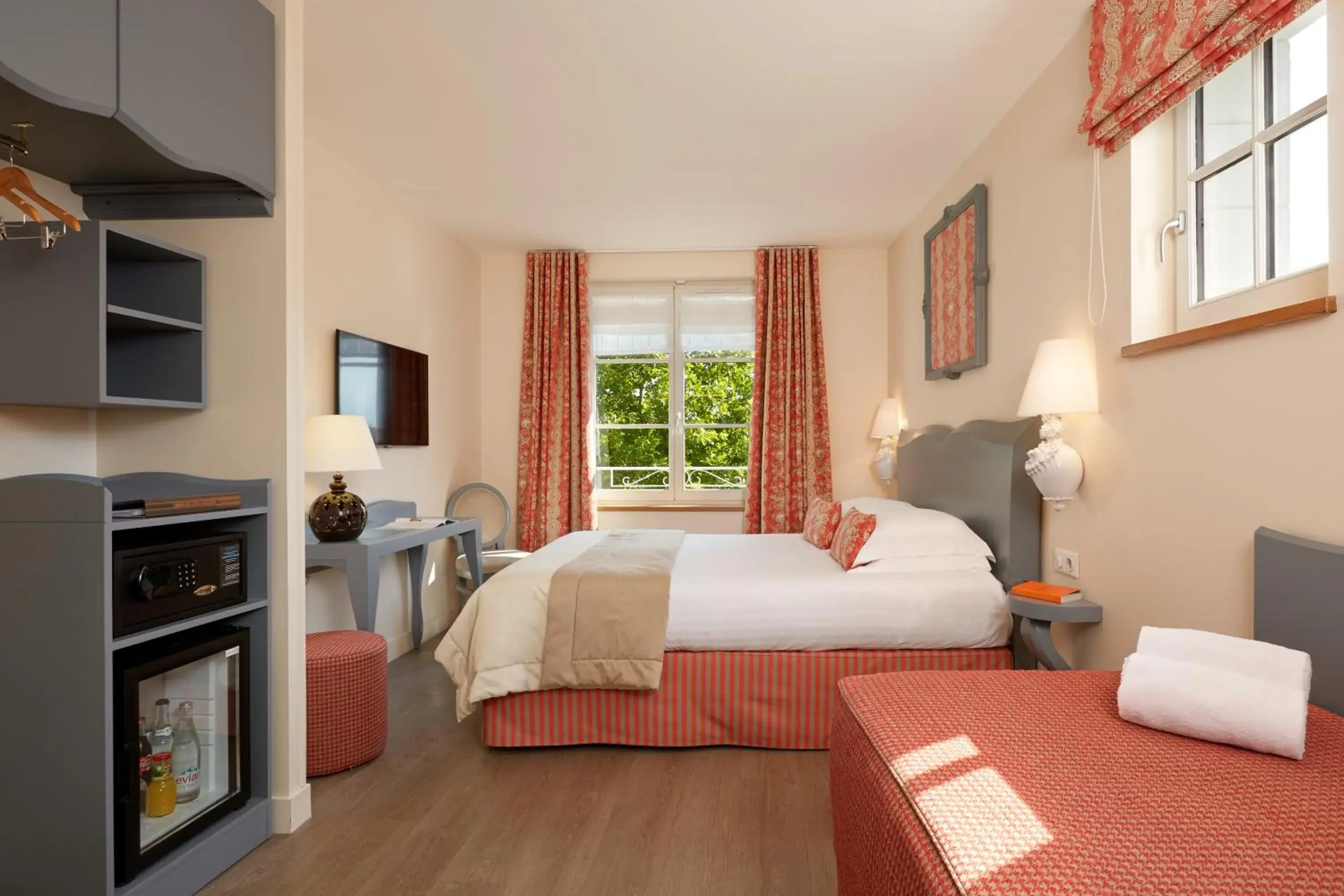 Bedroom, Bed in Relais des Trois Châteaux Hôtel-Restaurant - Teritoria Bedroom, Bed in Relais des Trois Châteaux Hôtel-Restaurant - Teritoria