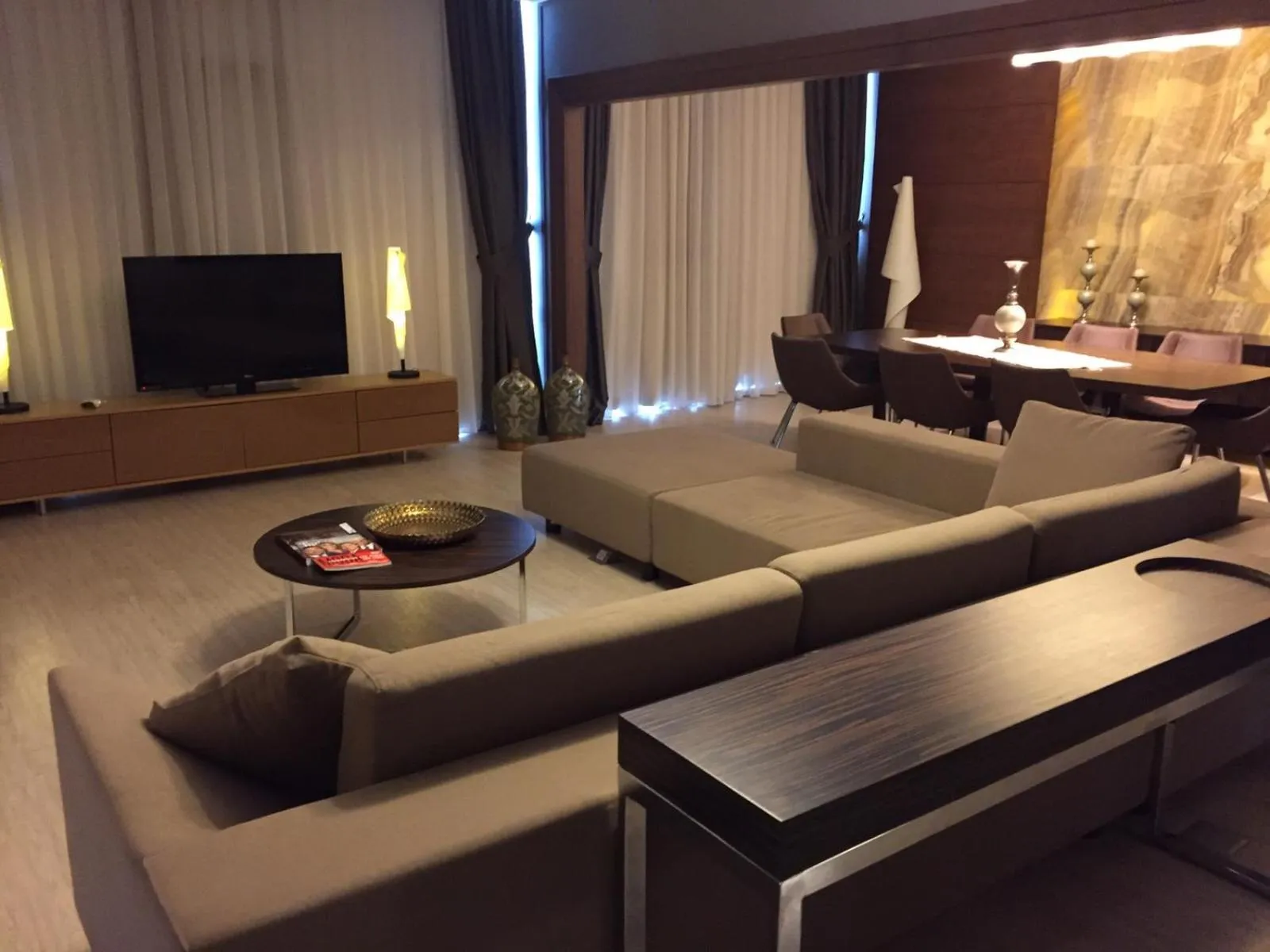 Communal lounge/ TV room in Anemon Grand Samsun Otel