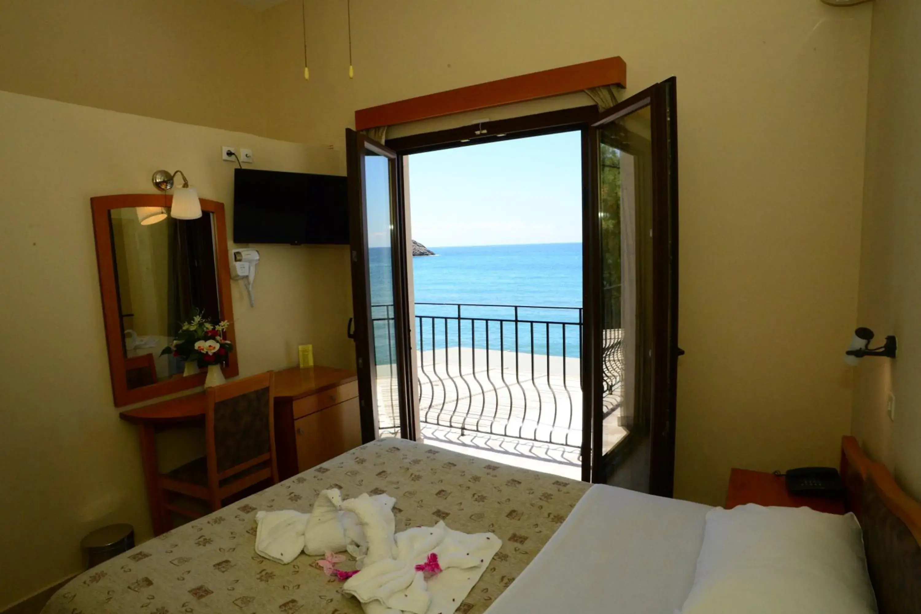 Single Room in Sappho Hotel Single Room in Sappho Hotel