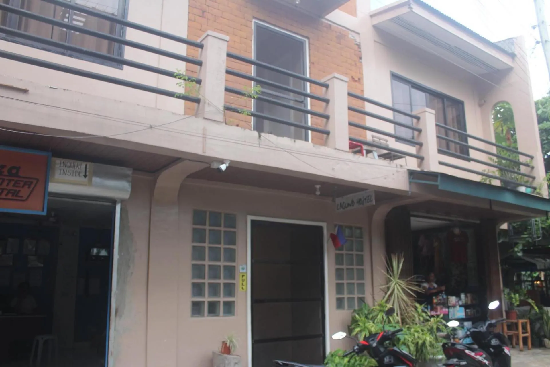 Property building in Laguno Hostel and Guest House