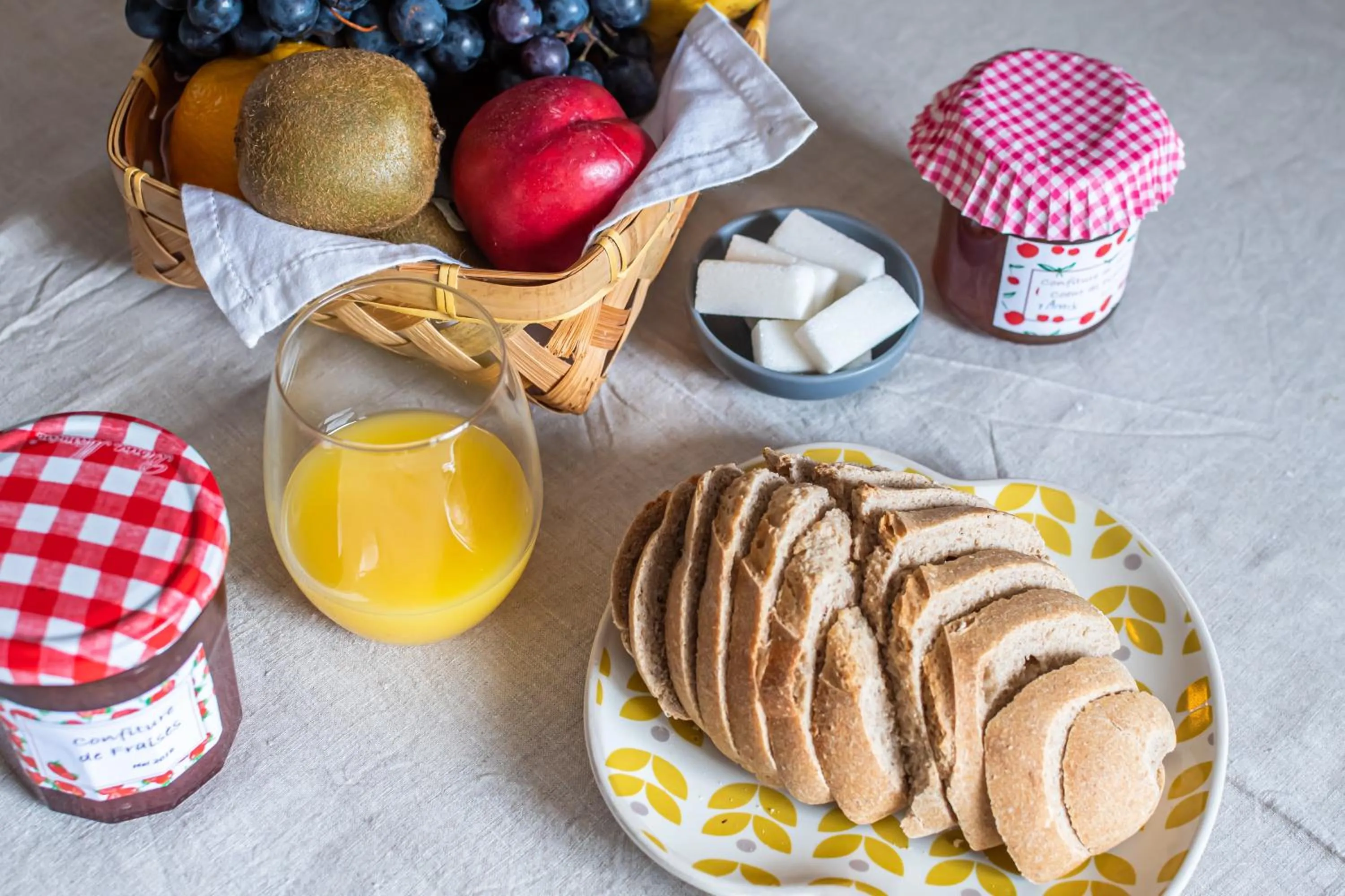 Food and drinks in Le DOMAINE DES ECOLIERS B&B