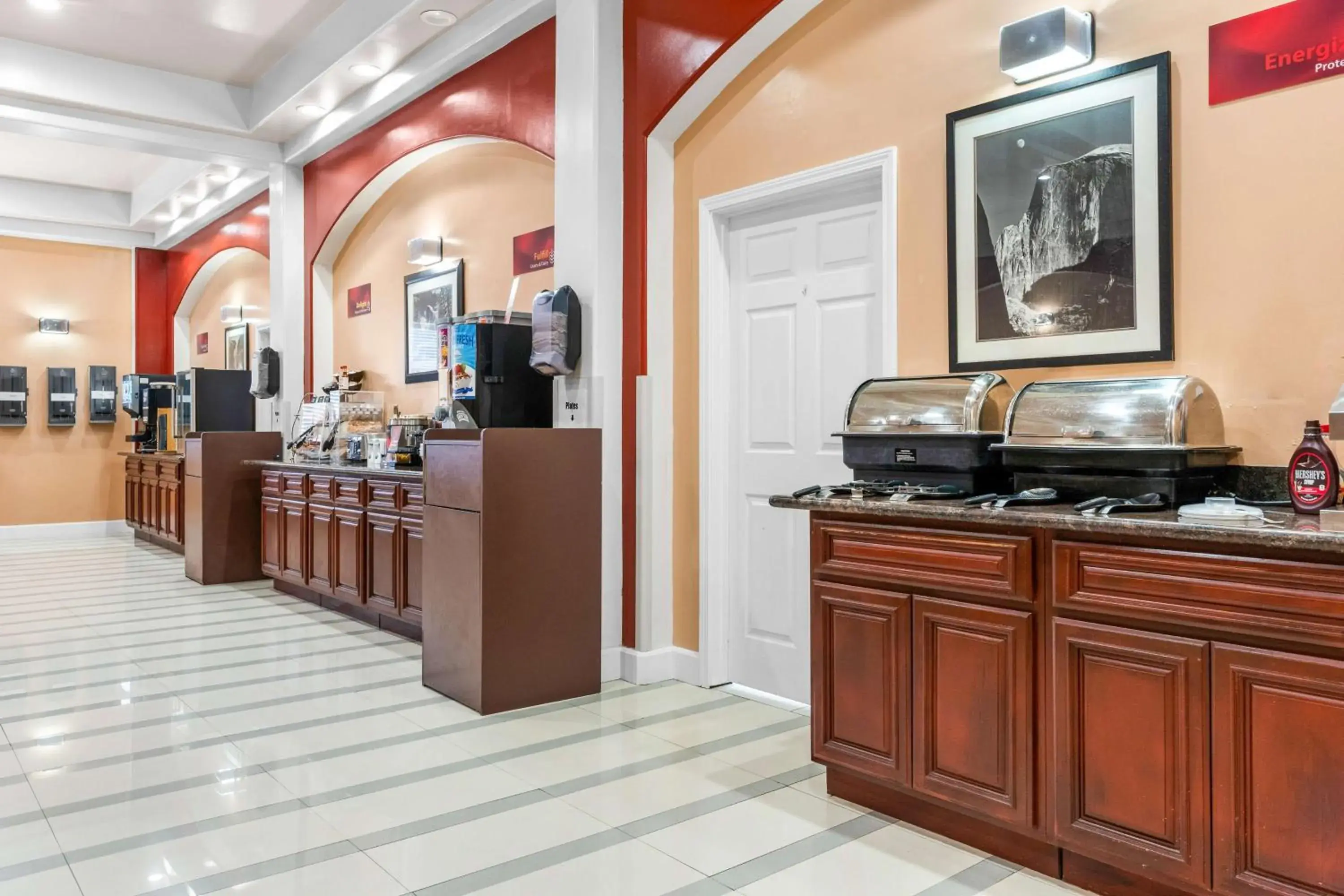 Breakfast in Best Western Plus Yosemite Way Station Breakfast in Best Western Plus Yosemite Way Station