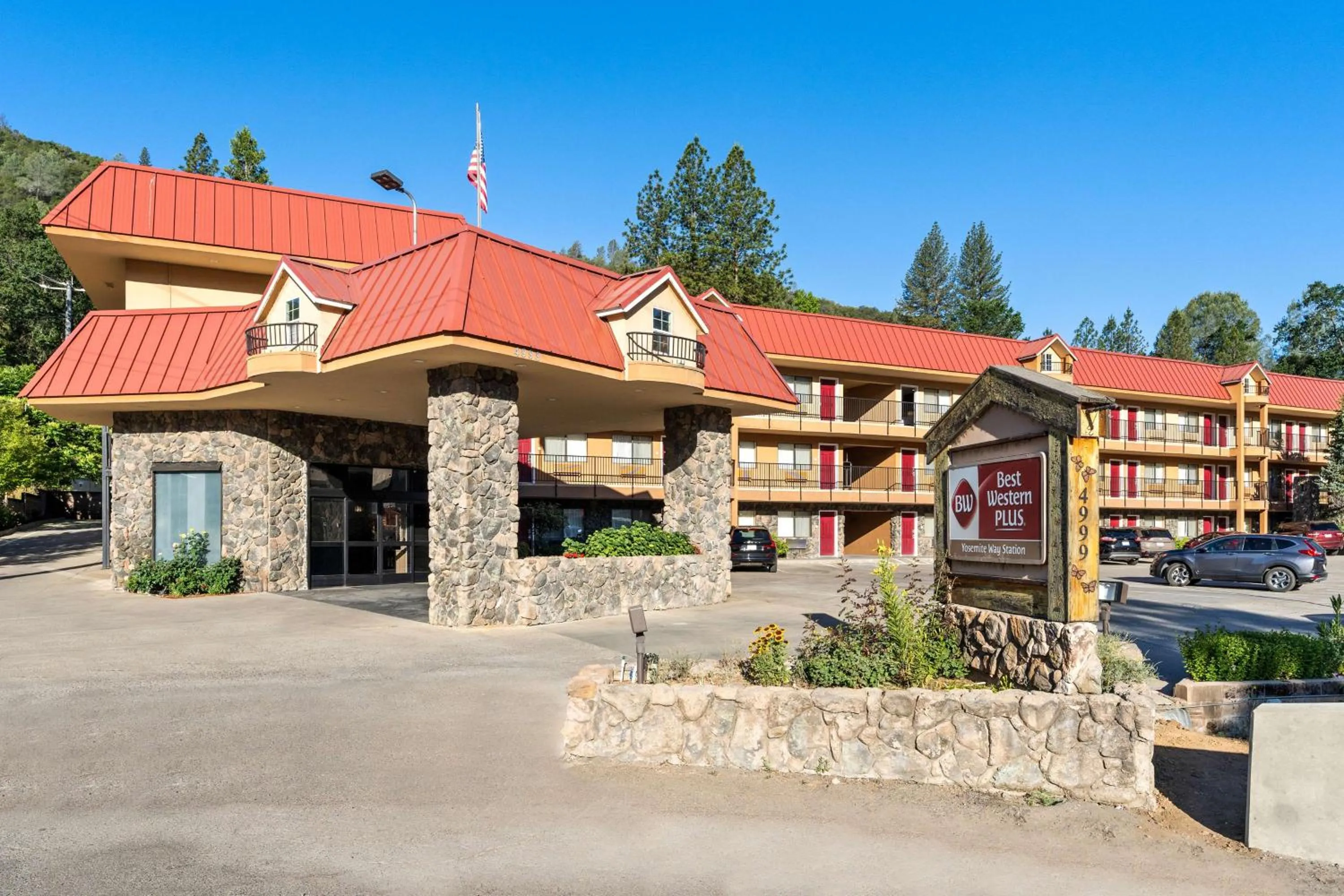 Property building in Best Western Plus Yosemite Way Station