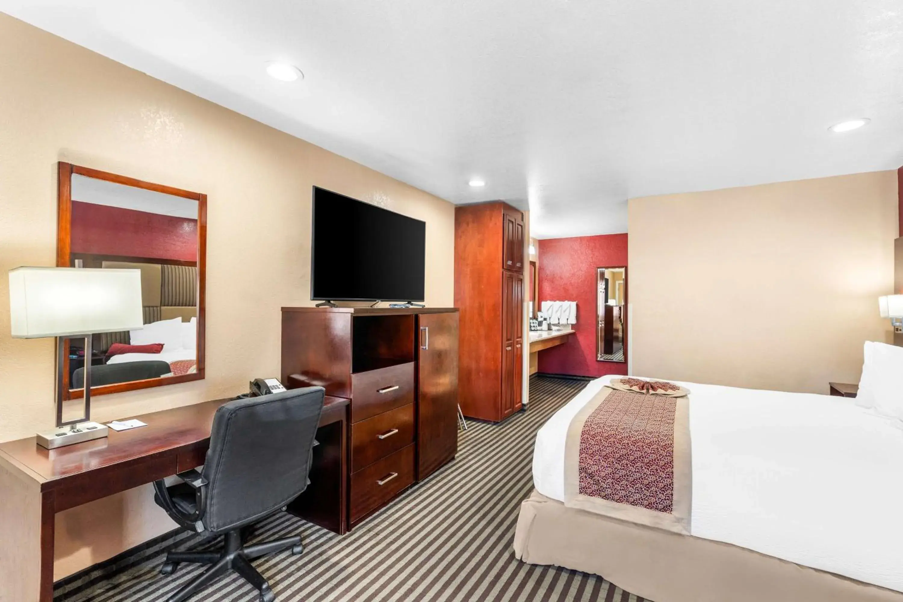 Bedroom, Bed in Best Western Plus Yosemite Way Station Bedroom, Bed in Best Western Plus Yosemite Way Station