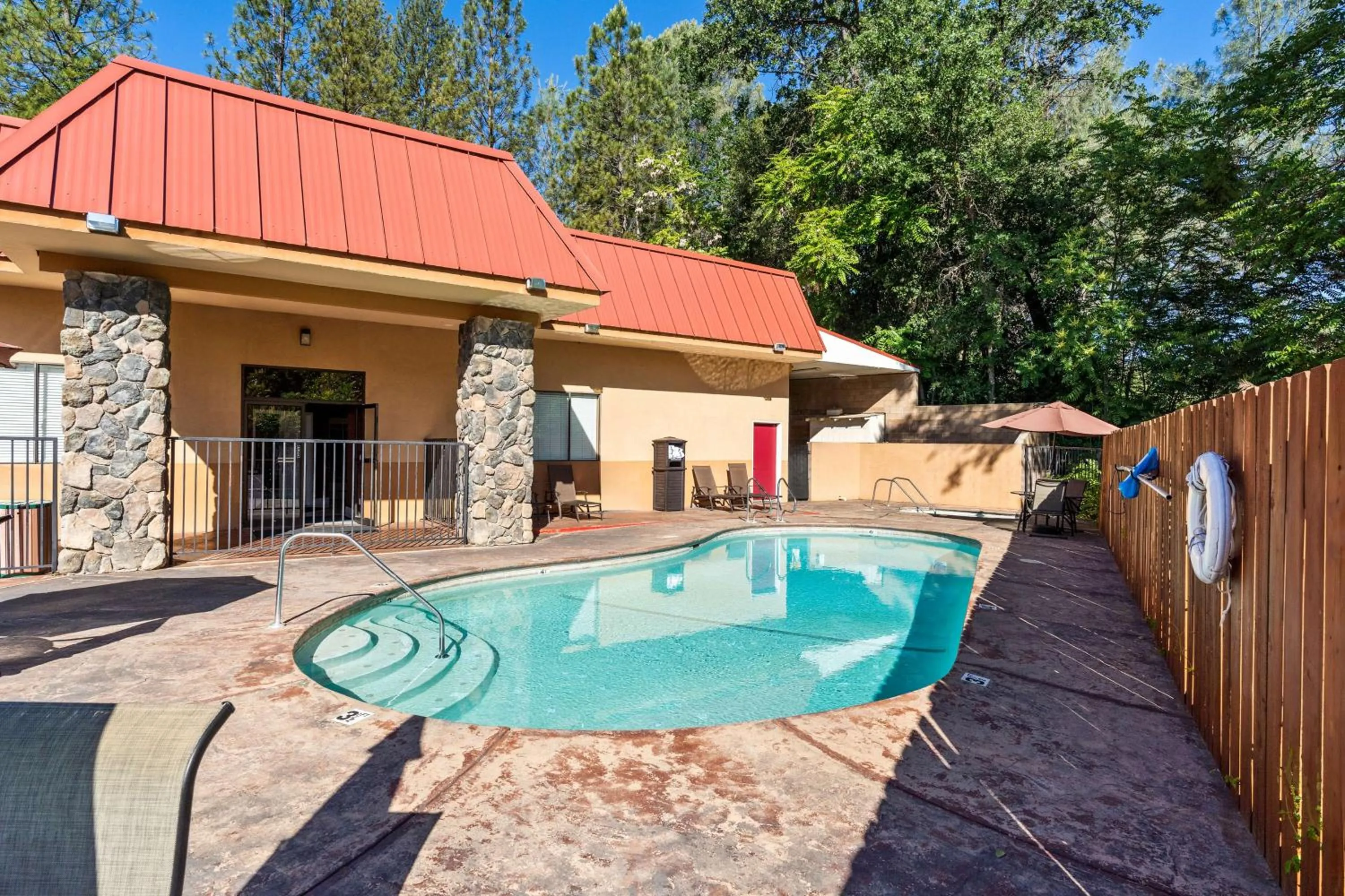 Pool view in Best Western Plus Yosemite Way Station