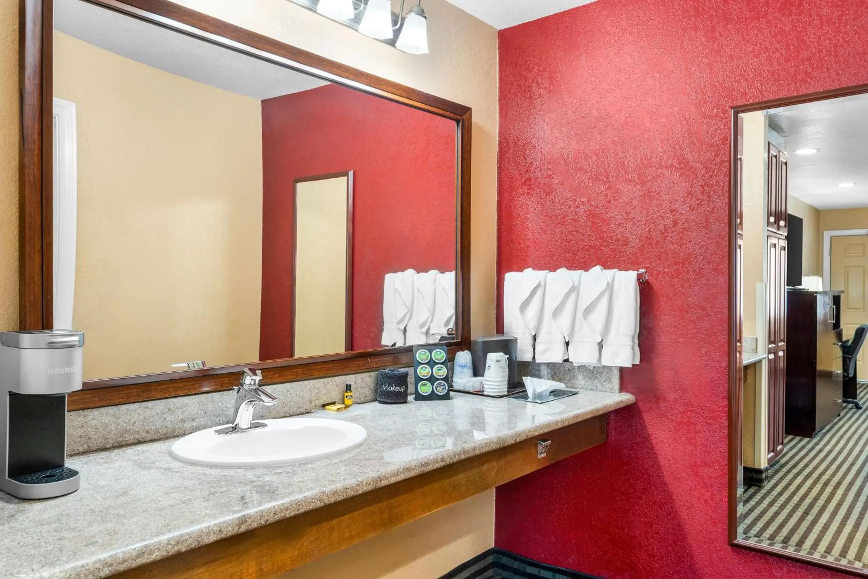King Room with Roll-In Shower - Disability Access/Non-Smoking in Best Western Plus Yosemite Way Station King Room with Roll-In Shower - Disability Access/Non-Smoking in Best Western Plus Yosemite Way Station