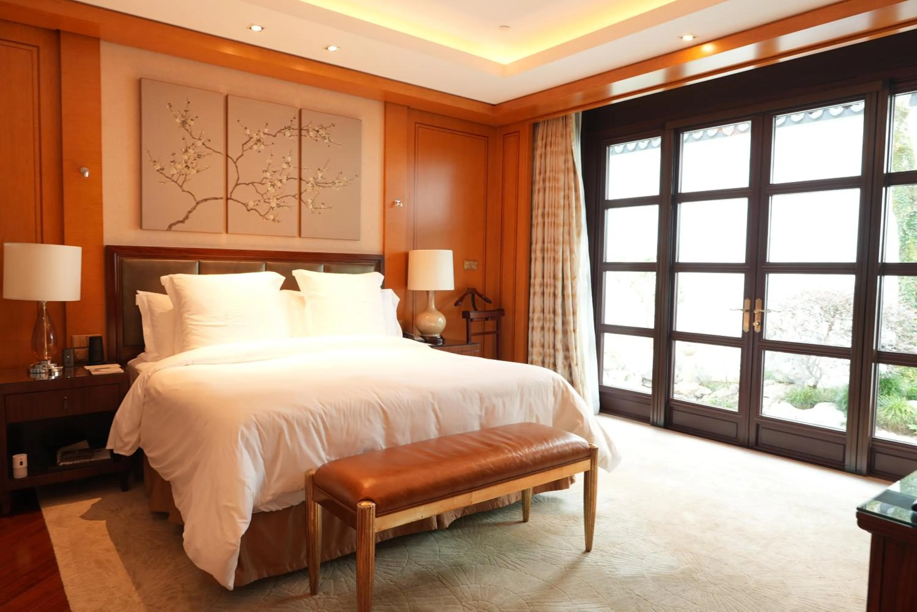 Bedroom, Bed in Four Seasons Hotel Hangzhou at West Lake