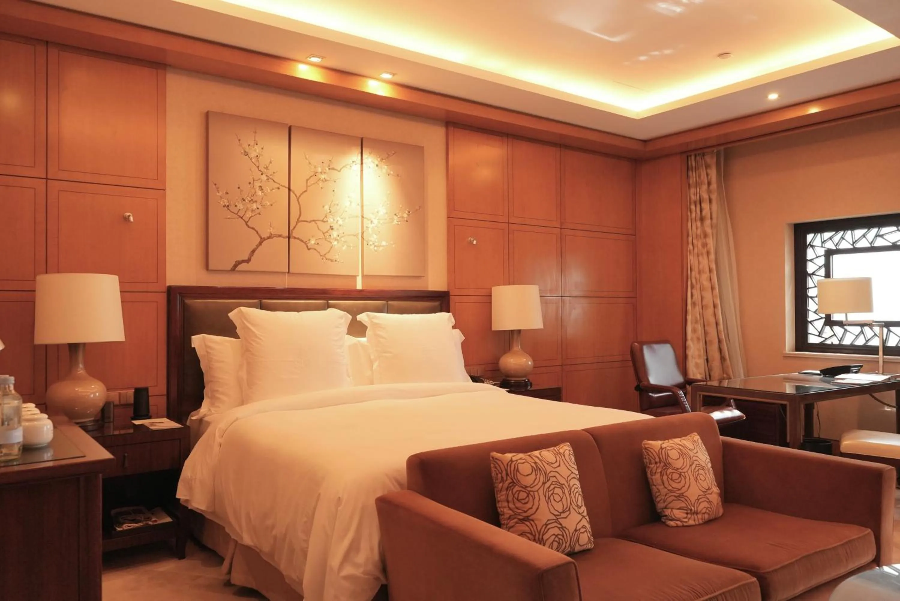 Bedroom, Bed in Four Seasons Hotel Hangzhou at West Lake