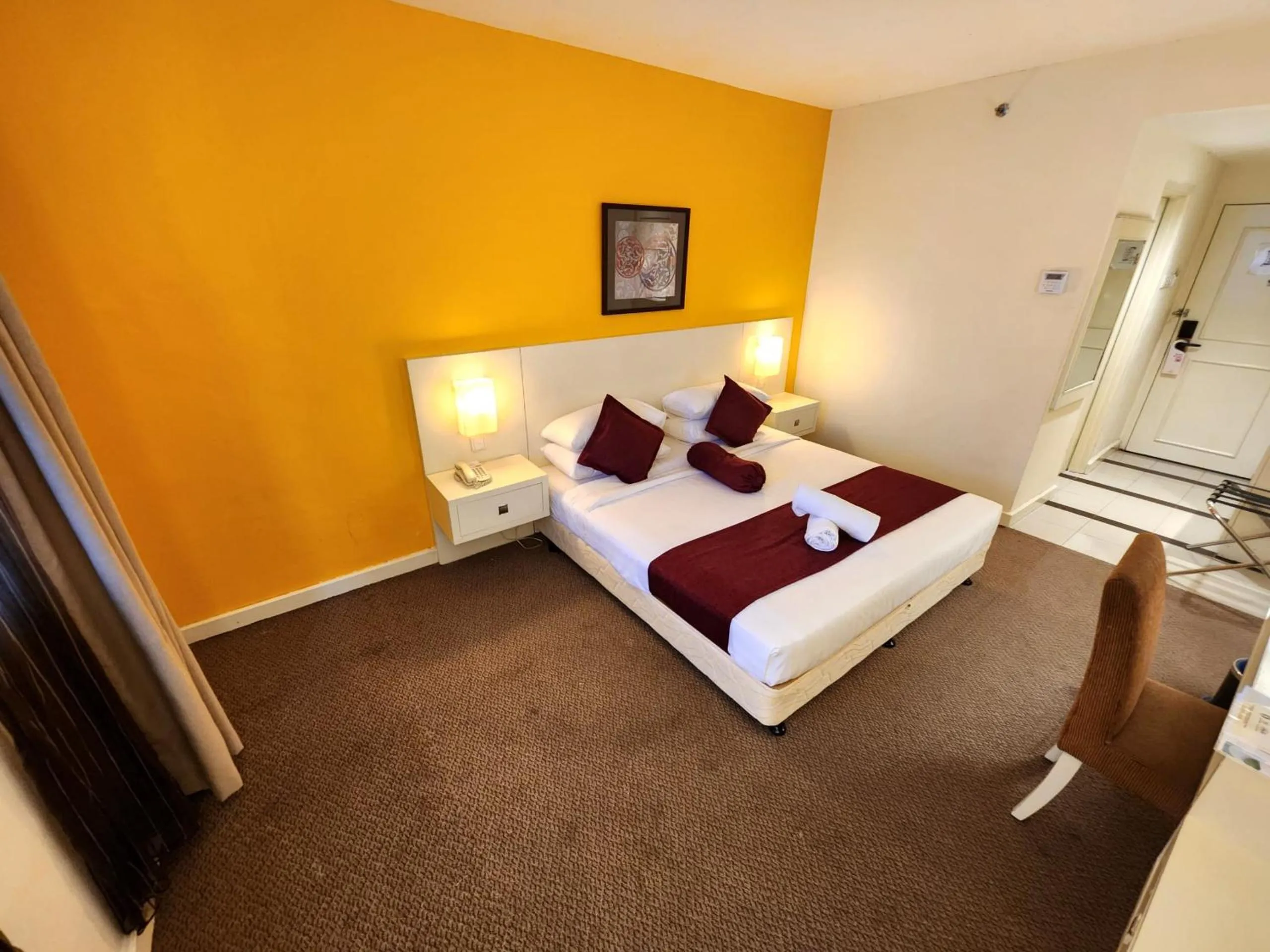 Bedroom, Bed in The Grand Puteri Hotel