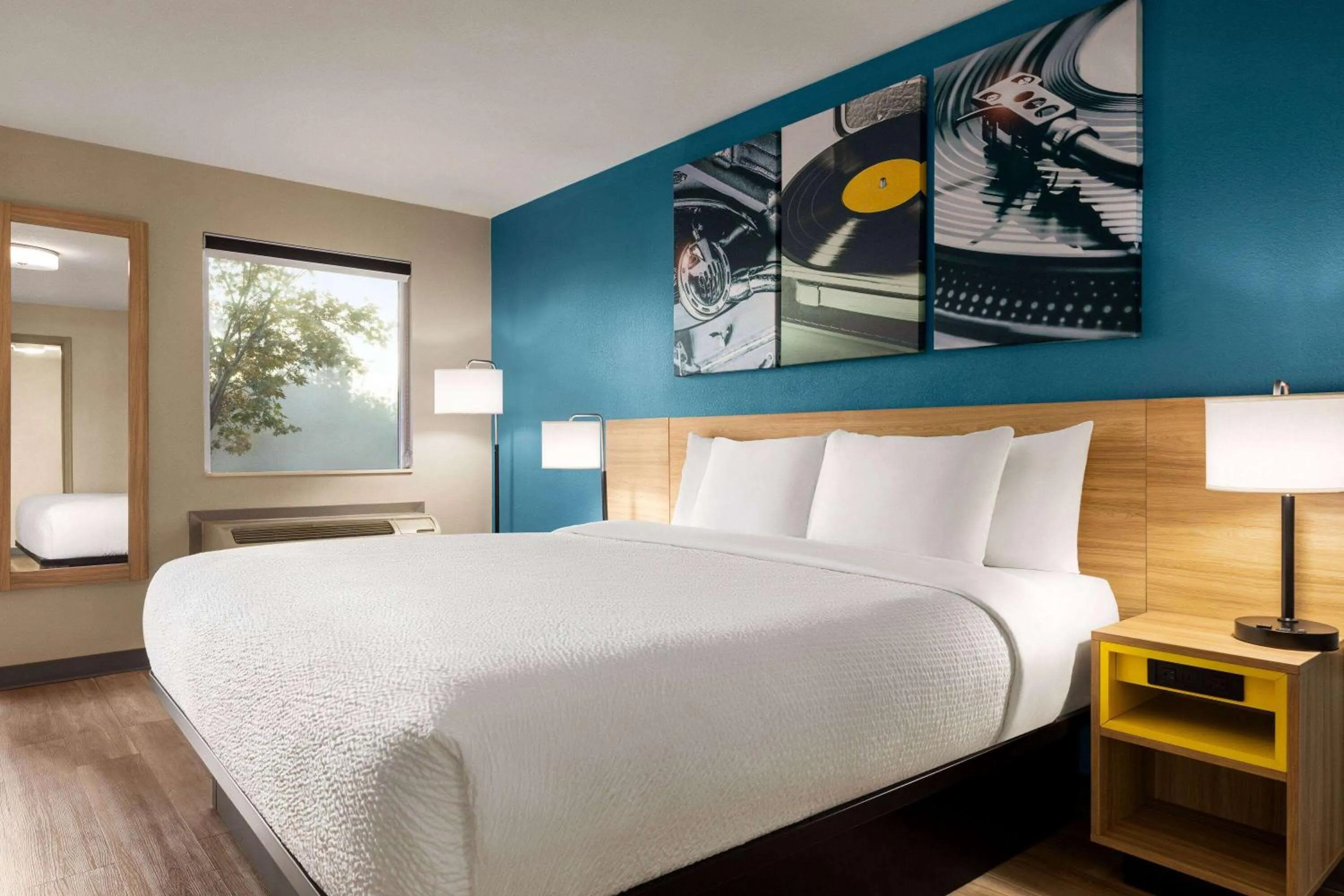 Photo of the whole room, Bed in Days Inn by Wyndham Memphis at Graceland