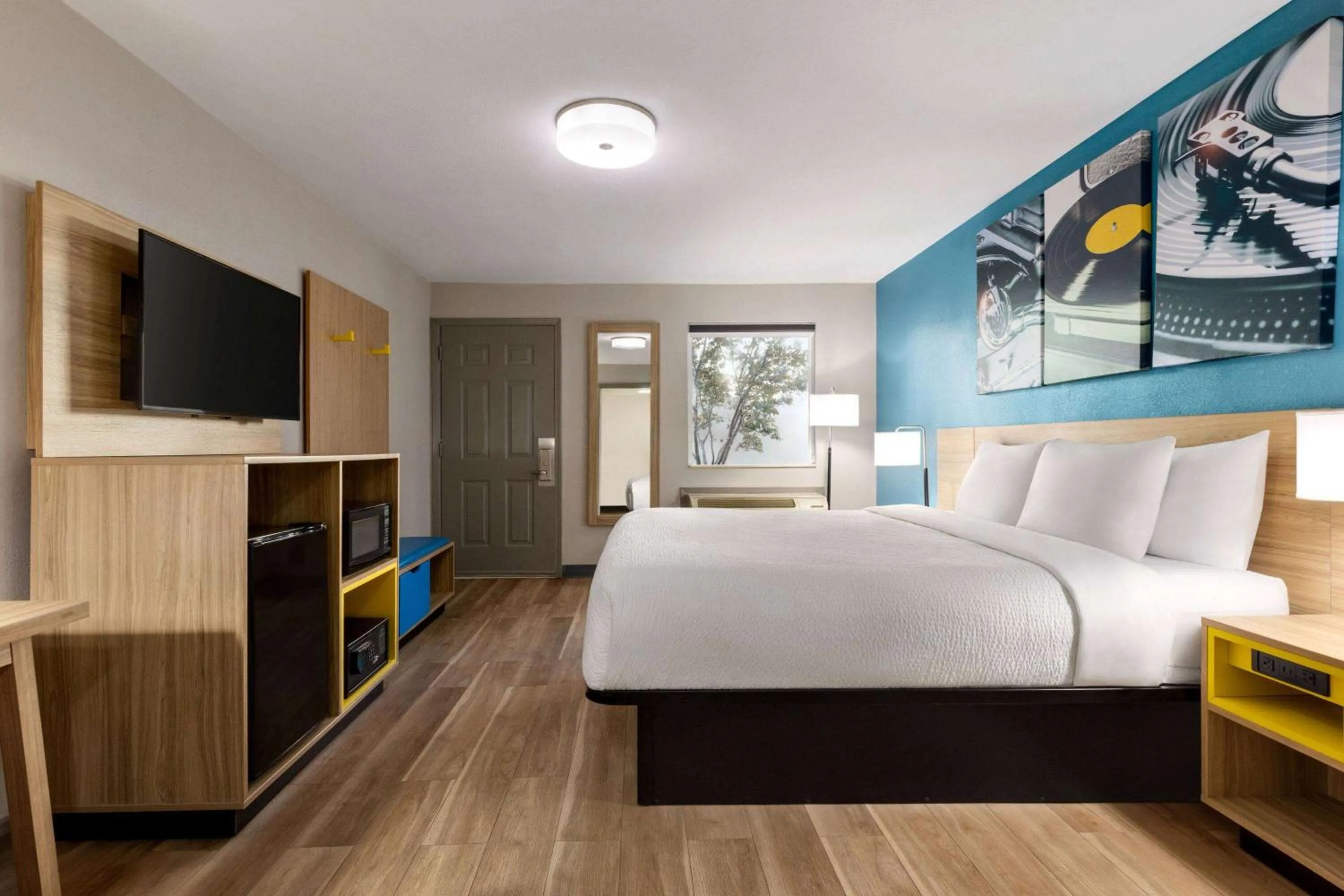 Photo of the whole room, Bed in Days Inn by Wyndham Memphis at Graceland