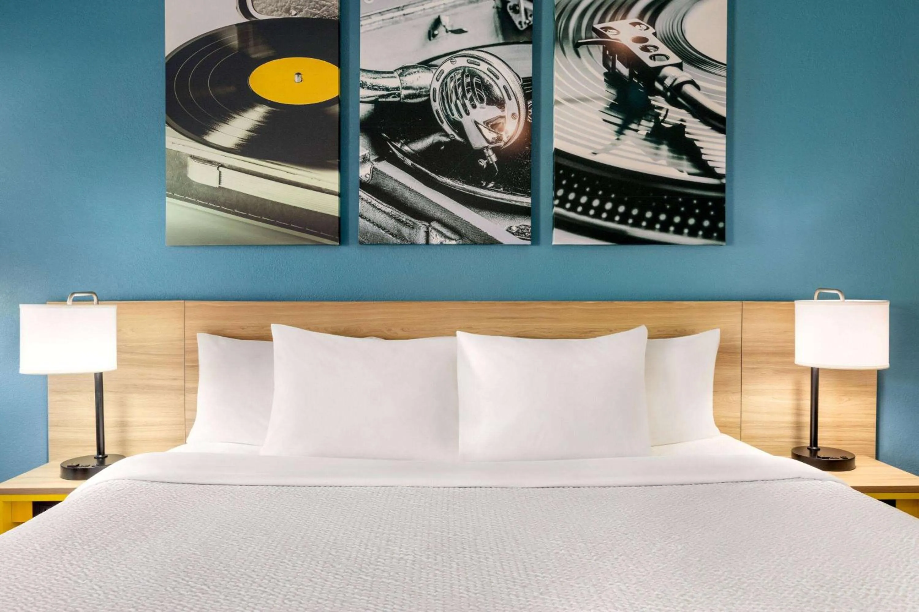 Photo of the whole room, Bed in Days Inn by Wyndham Memphis at Graceland