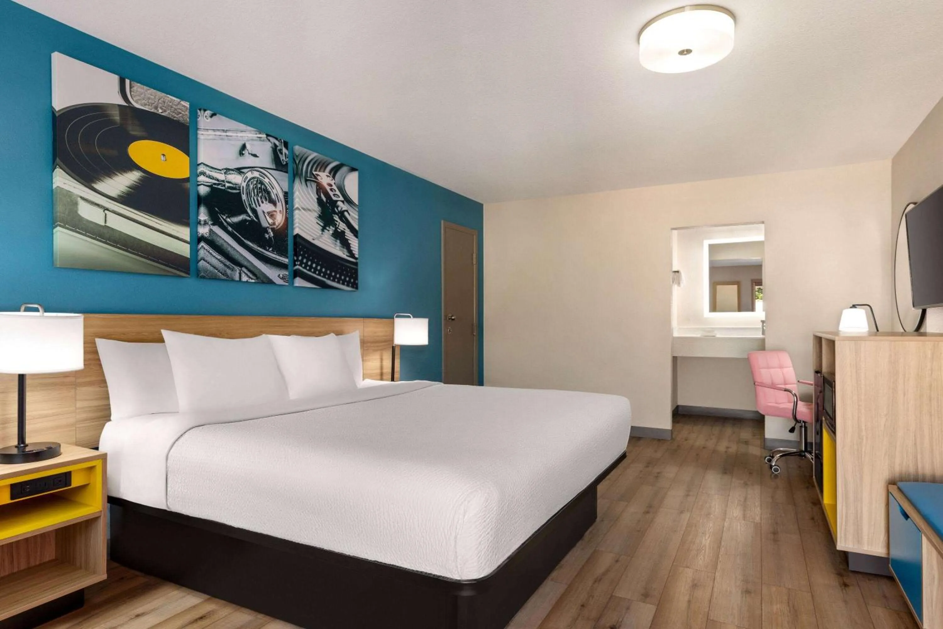 Photo of the whole room, Bed in Days Inn by Wyndham Memphis at Graceland
