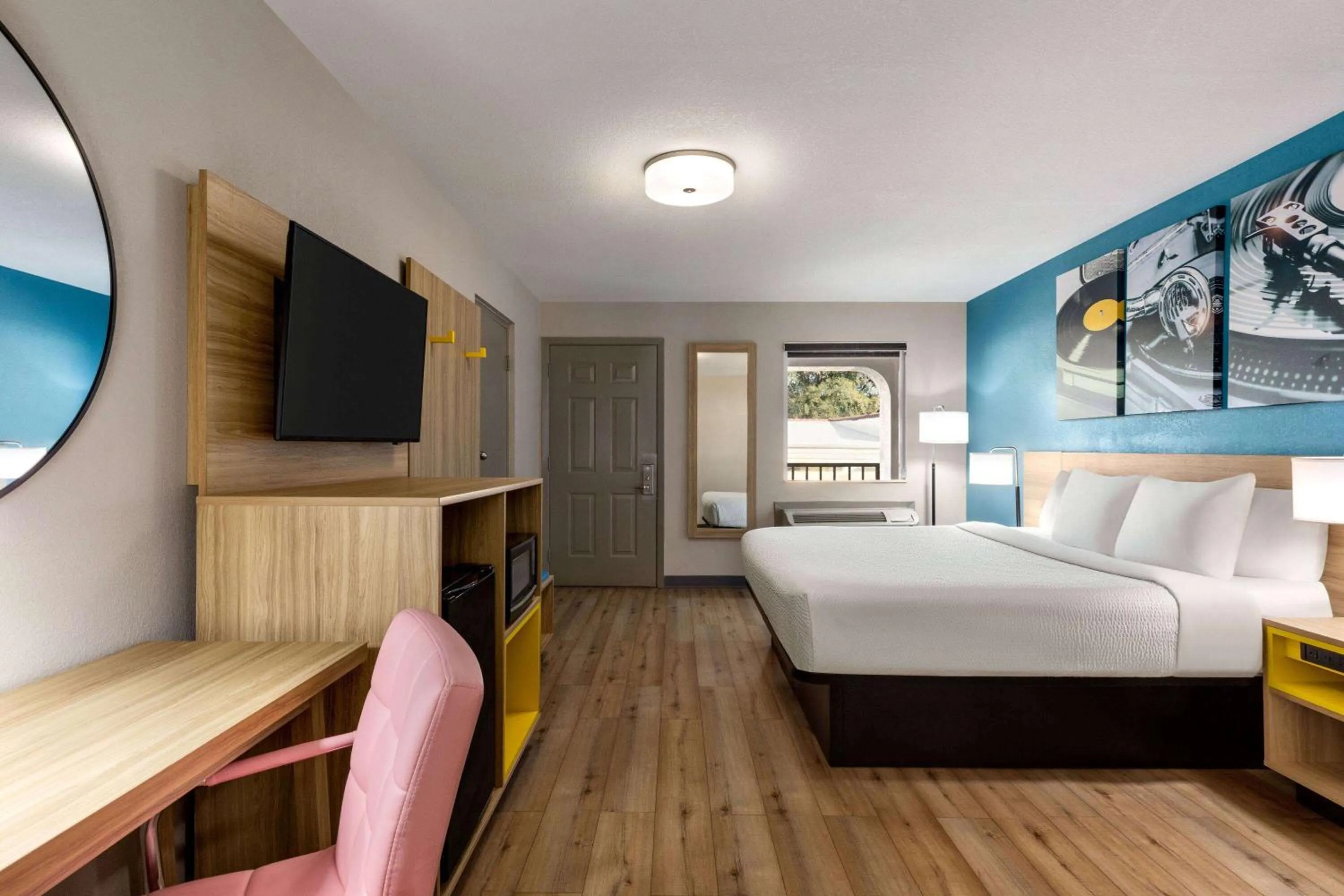 Photo of the whole room, Bed in Days Inn by Wyndham Memphis at Graceland
