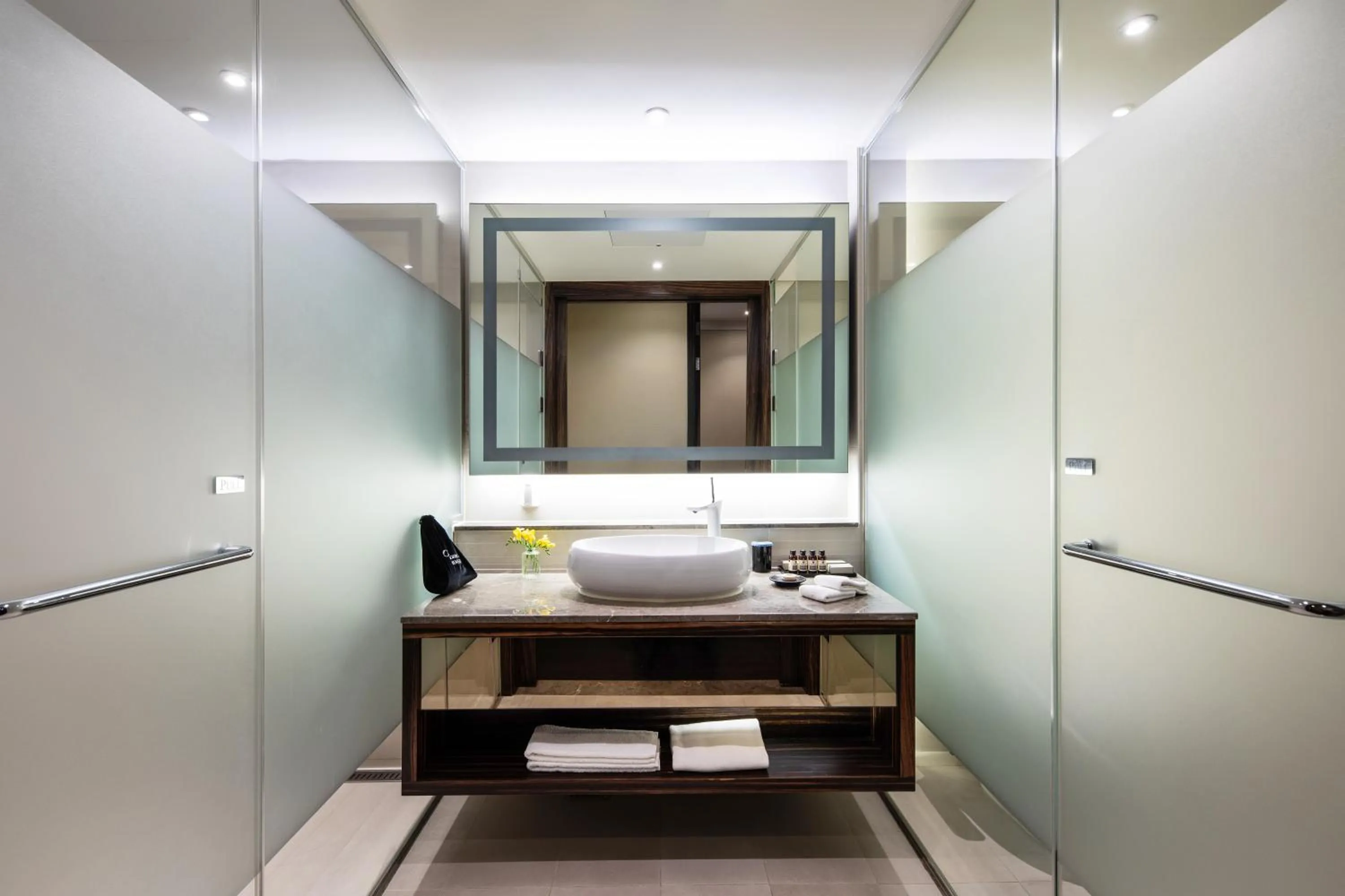 Bathroom, Bed in Oakwood Premier Coex Center Seoul