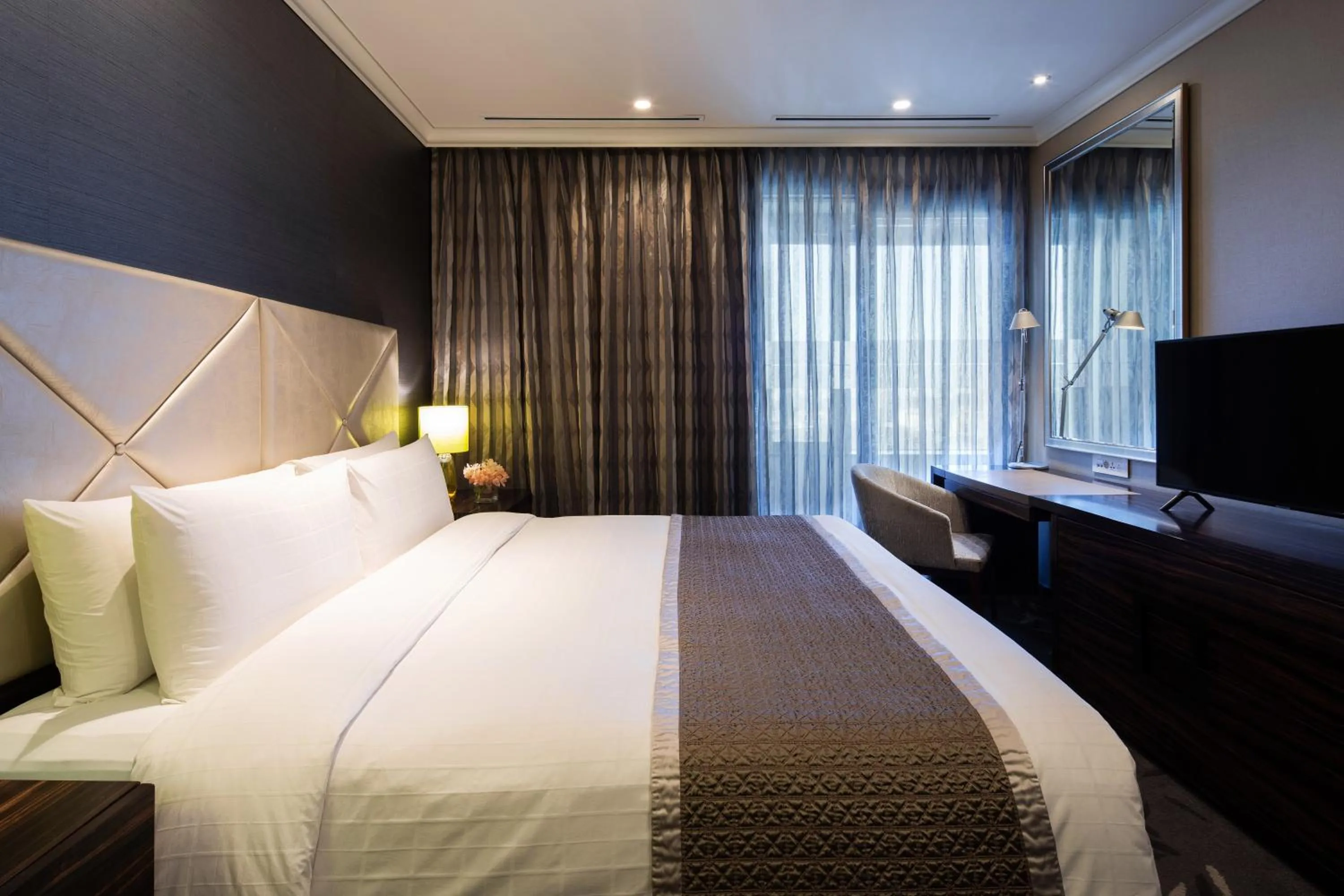 Bedroom, Bed in Oakwood Premier Coex Center Seoul