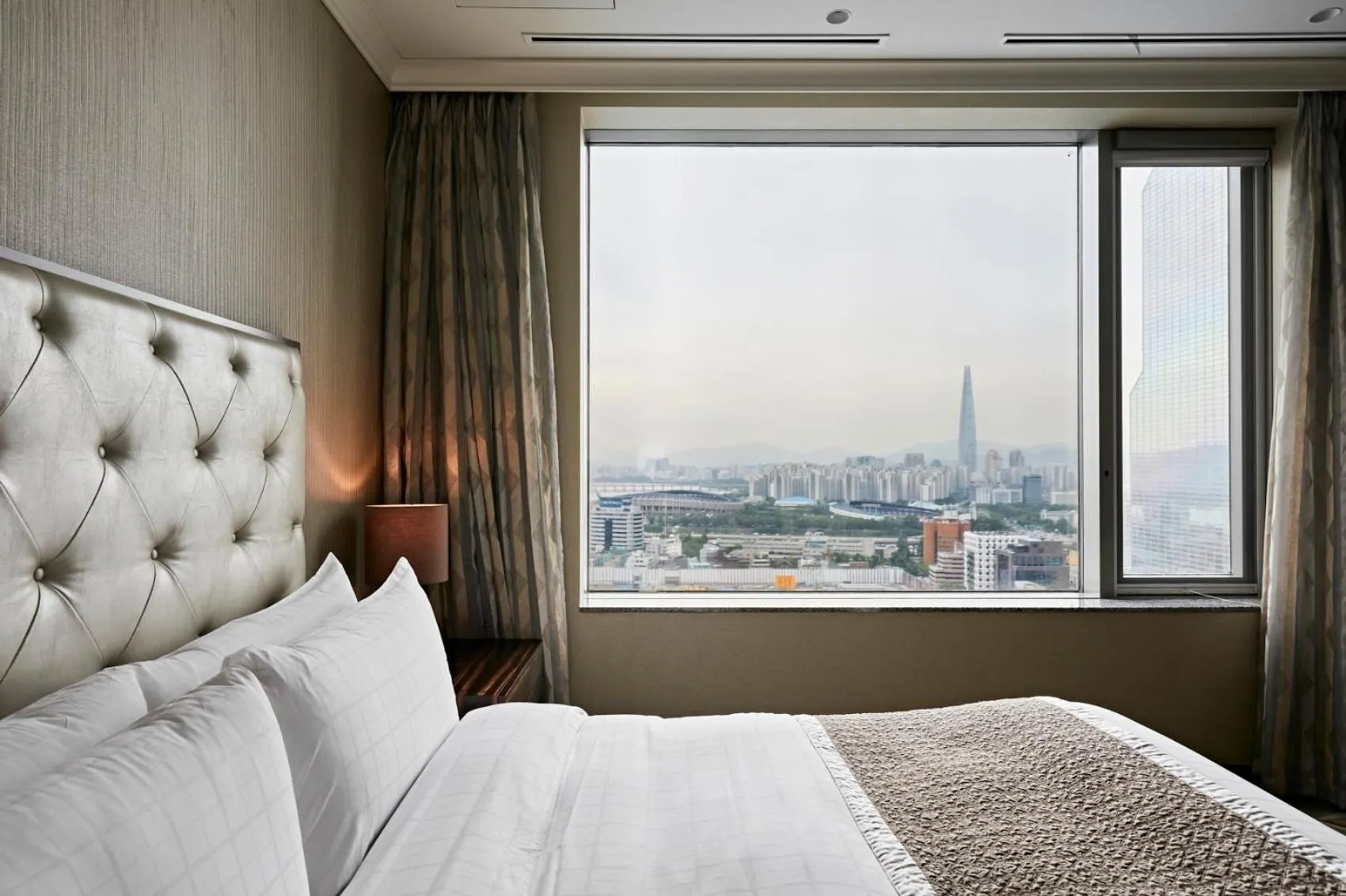 Decorative detail, Bed in Oakwood Premier Coex Center Seoul