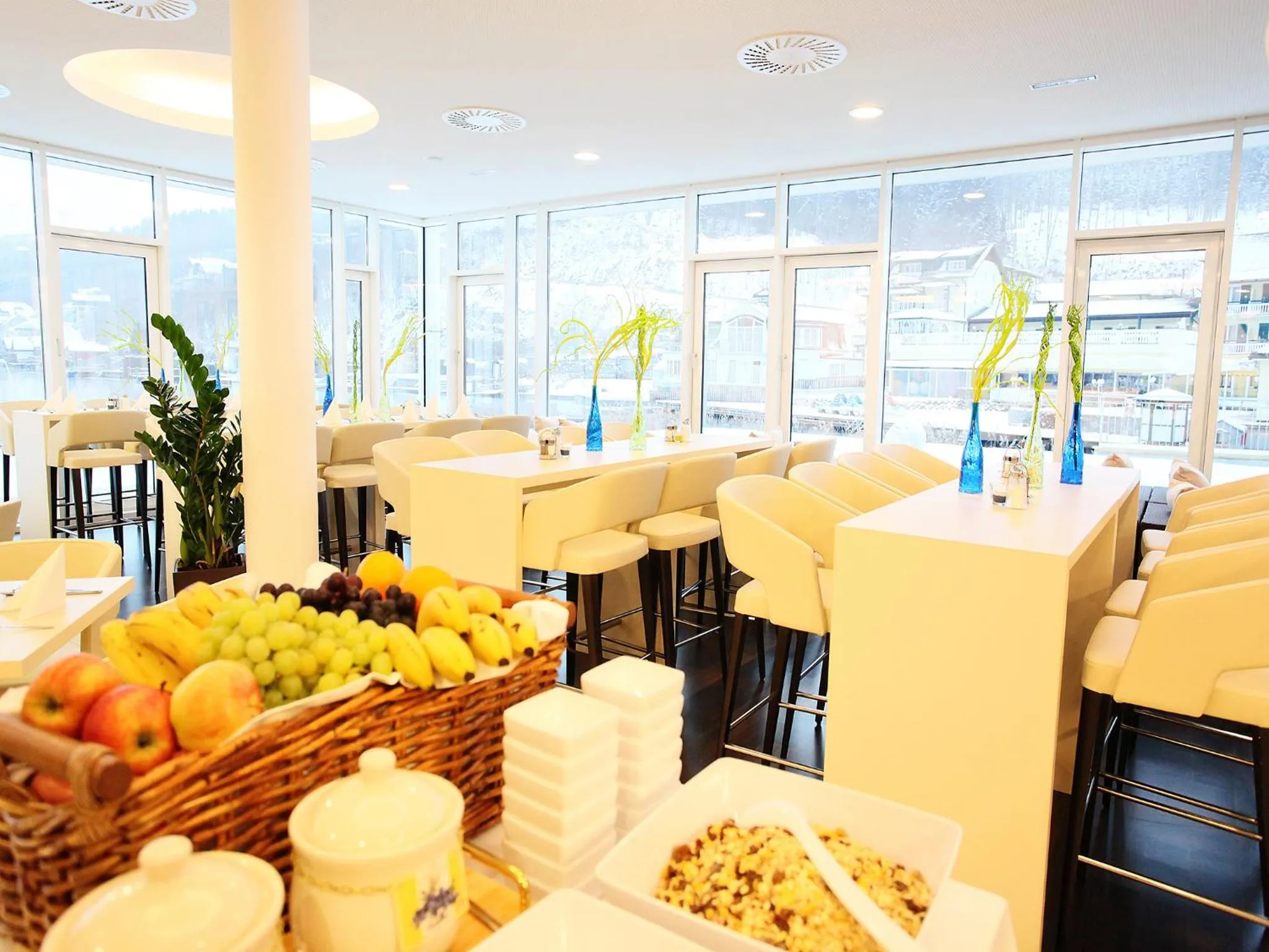 Restaurant/places to eat in Hotel Royal X