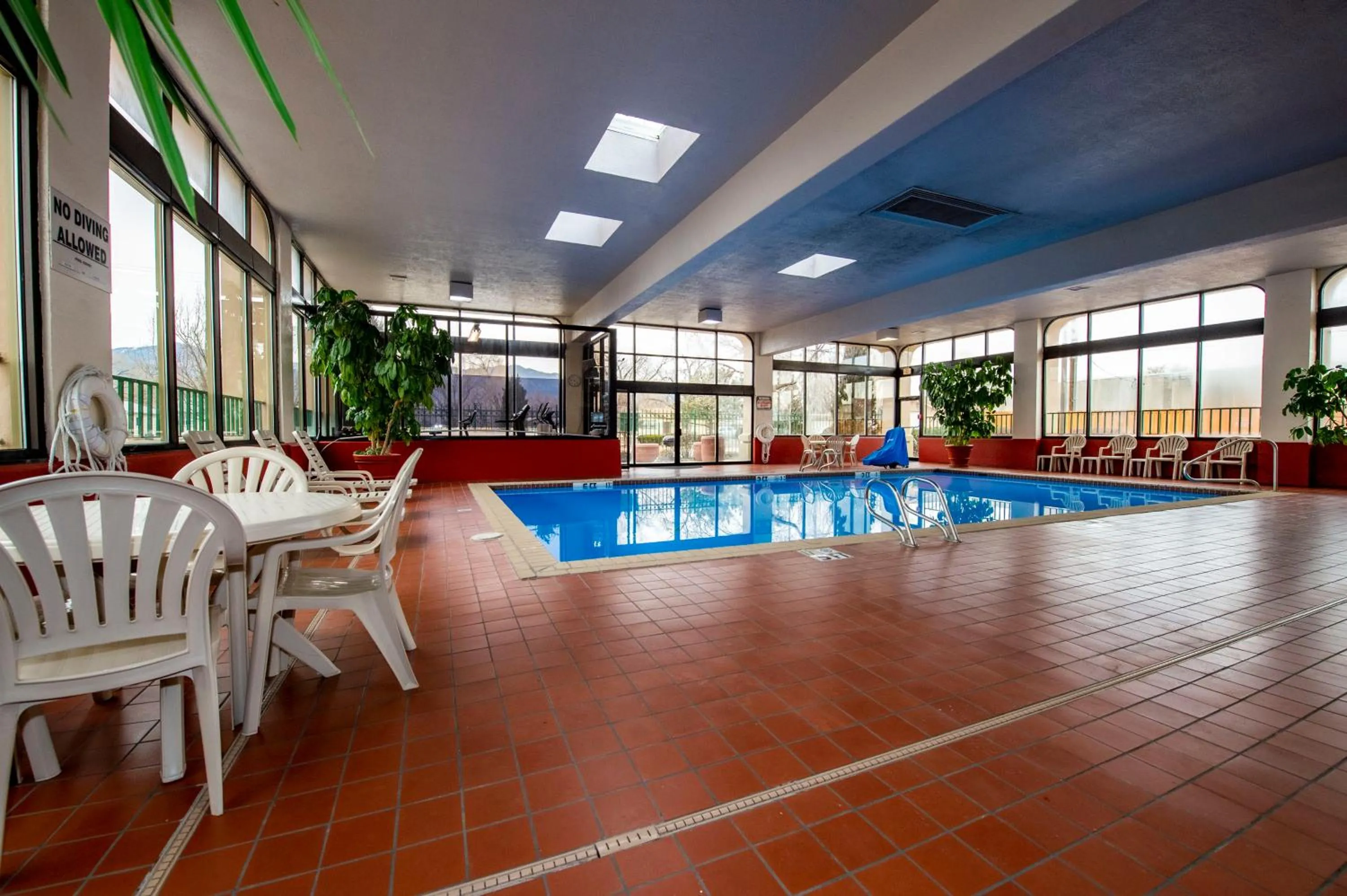 Swimming pool in Quality Inn Colorado Springs South