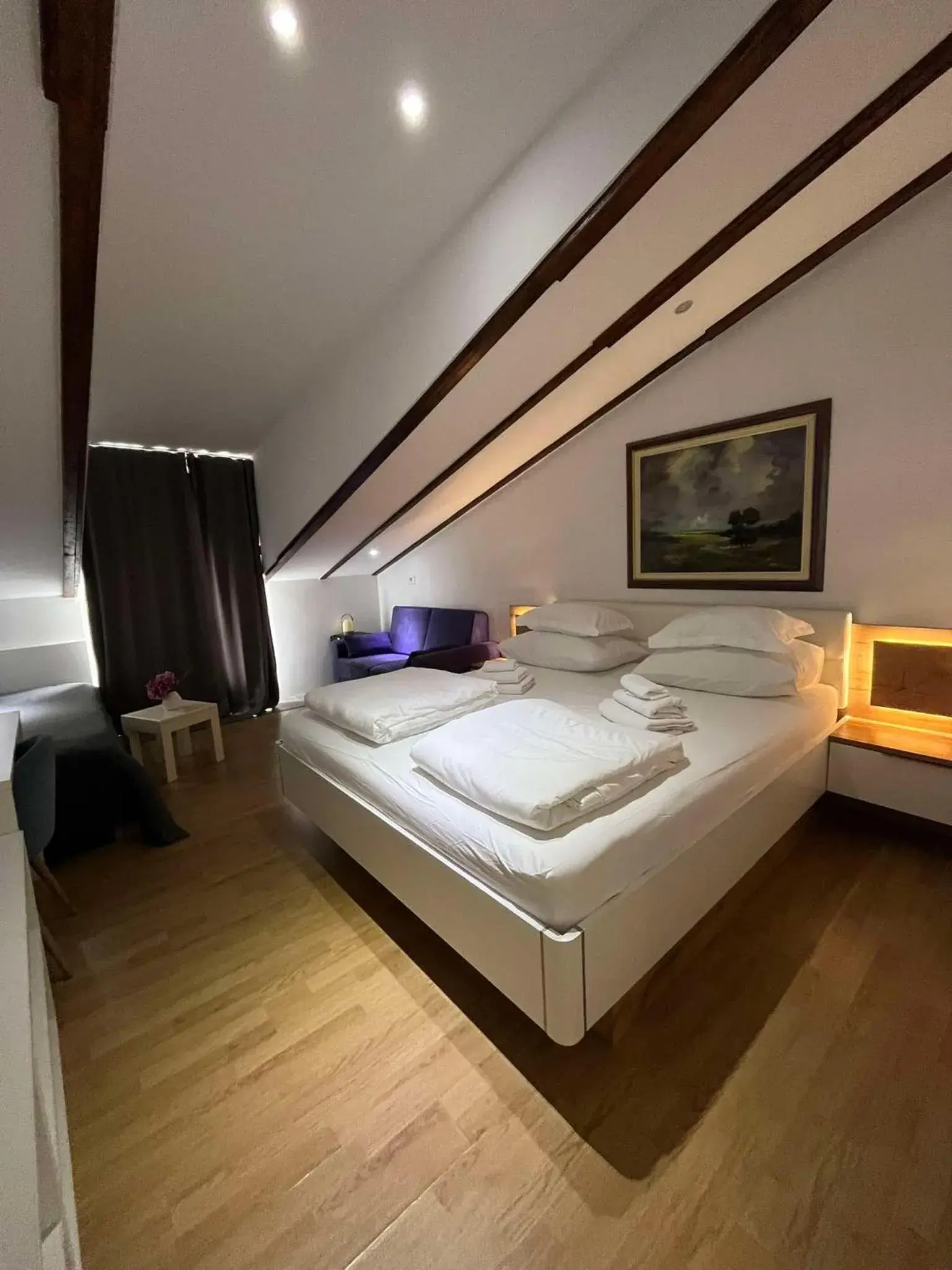 Large Double Room in Dela Large Double Room in Dela