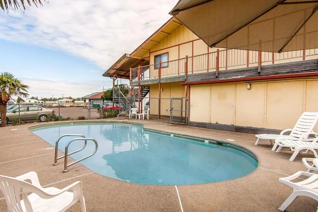 Swimming pool in Ashland Valley Inn