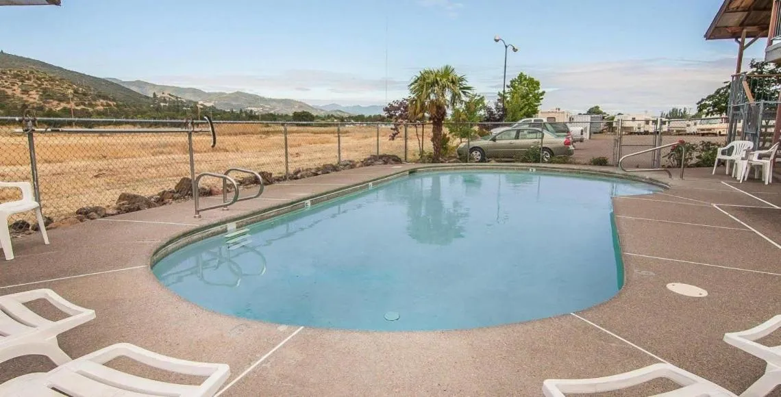 Swimming pool in Ashland Valley Inn