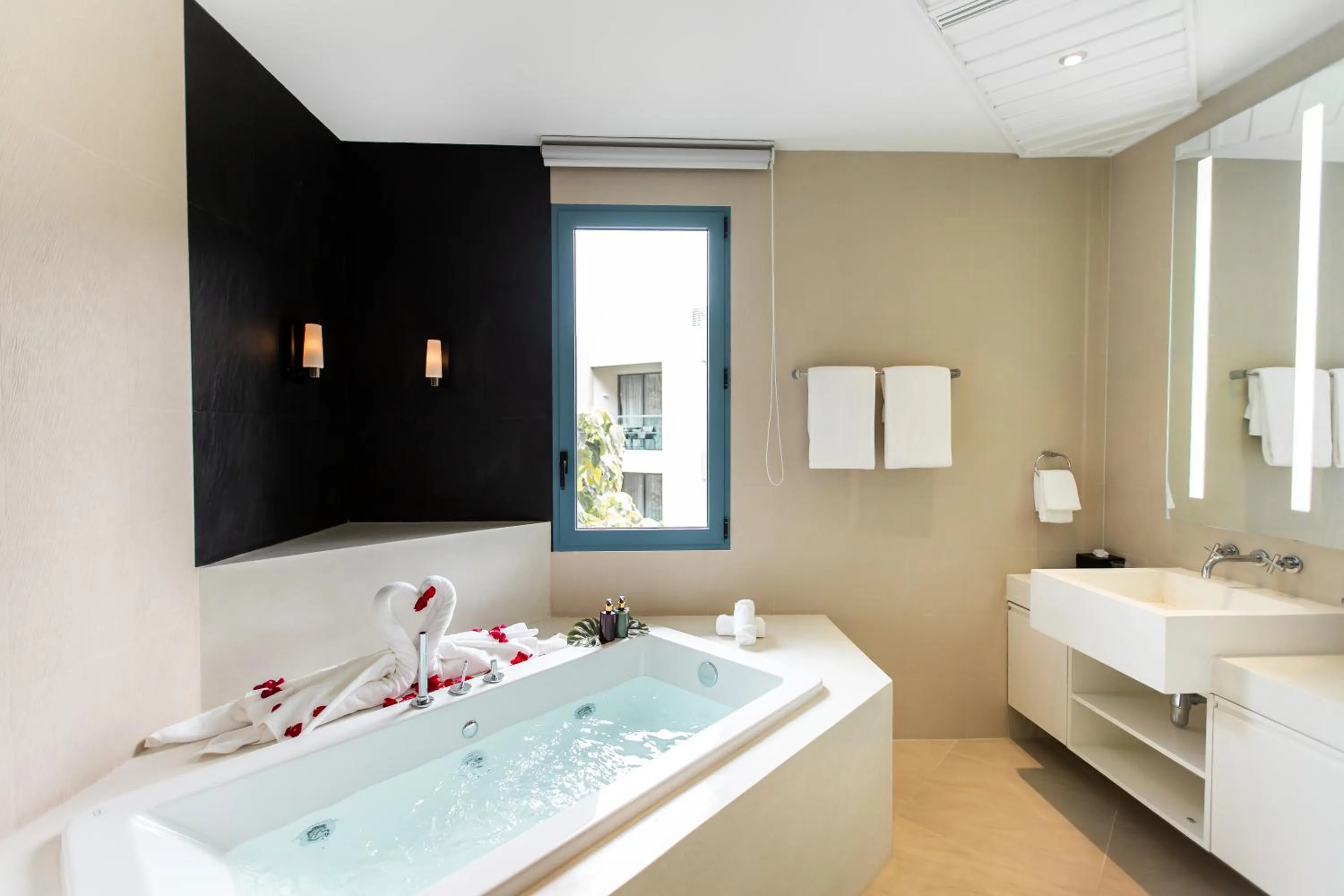 Hot Tub in Teetara Villa Patong