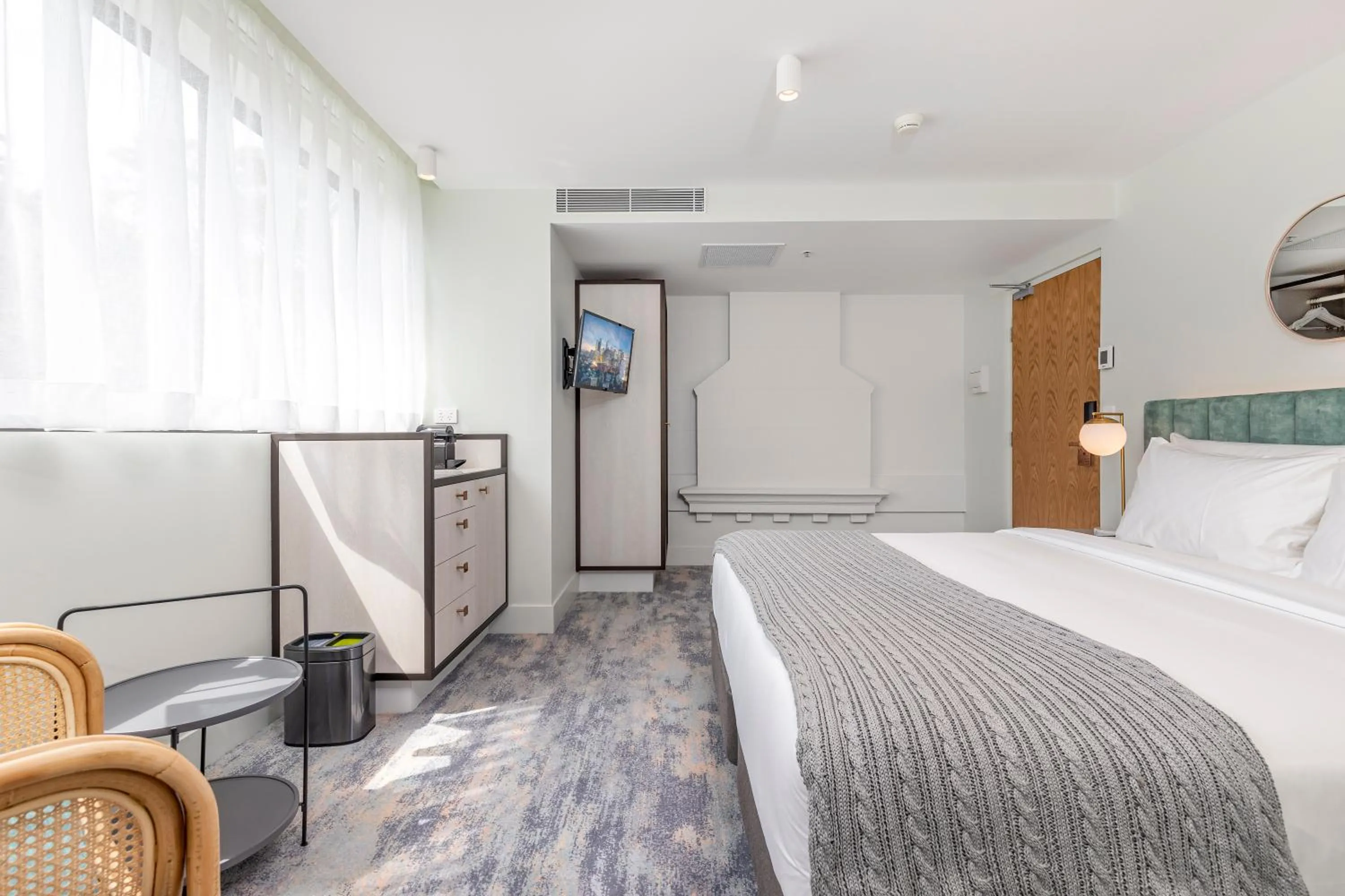 Photo of the whole room, Bed in The Albert Mosman