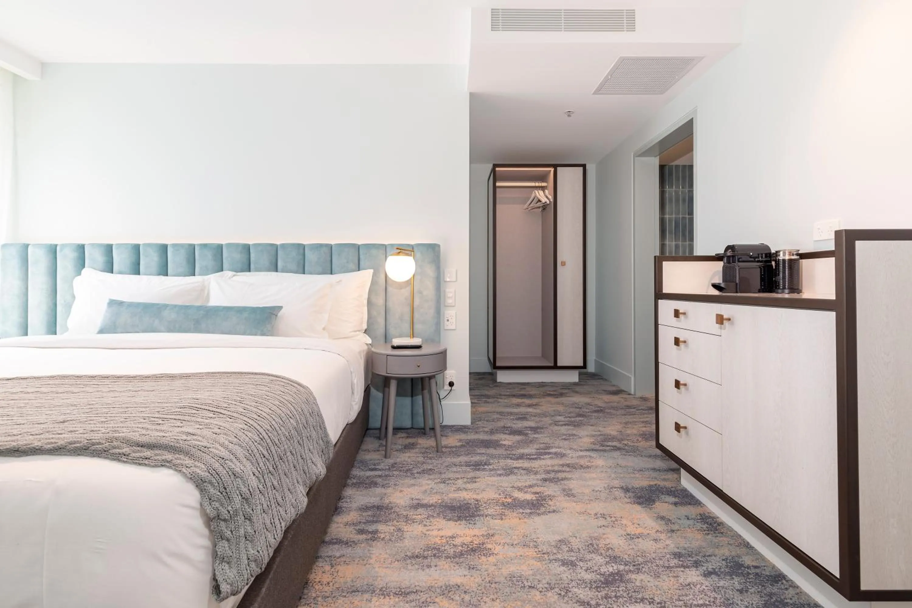 Photo of the whole room, Bed in The Albert Mosman