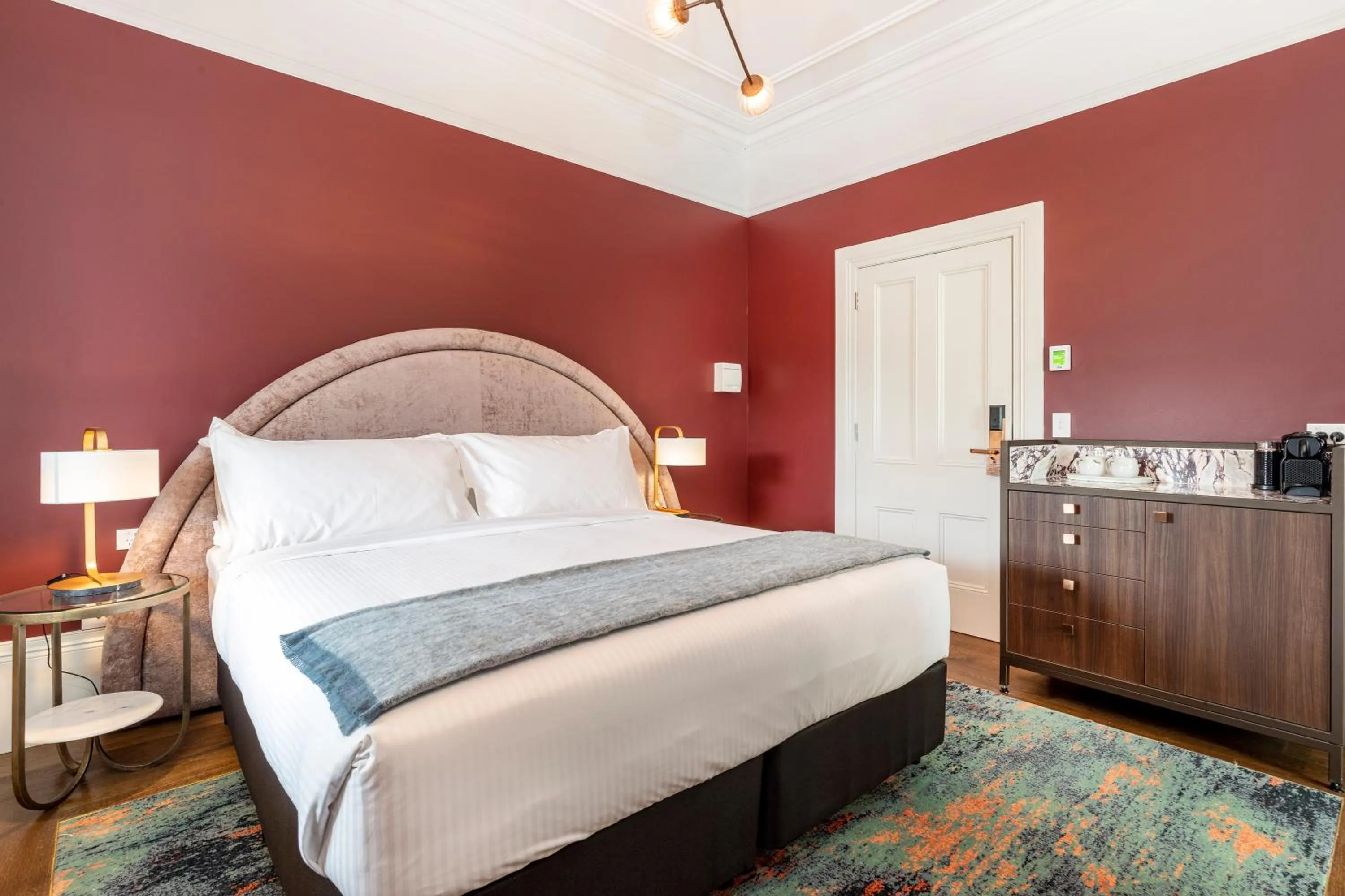 Photo of the whole room, Bed in The Albert Mosman