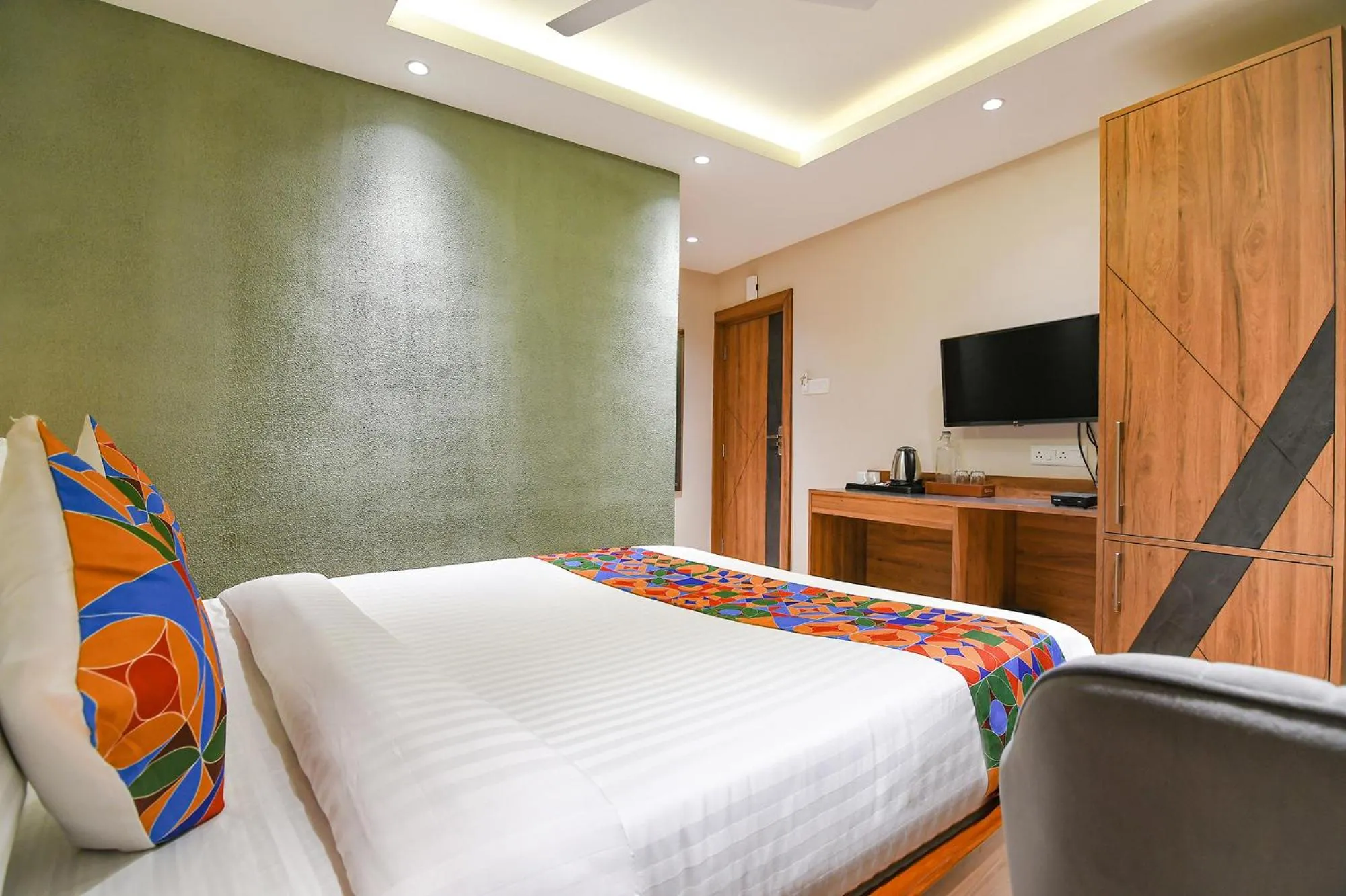 Bed in FabHotel Prime Swagatam International Chinar Park