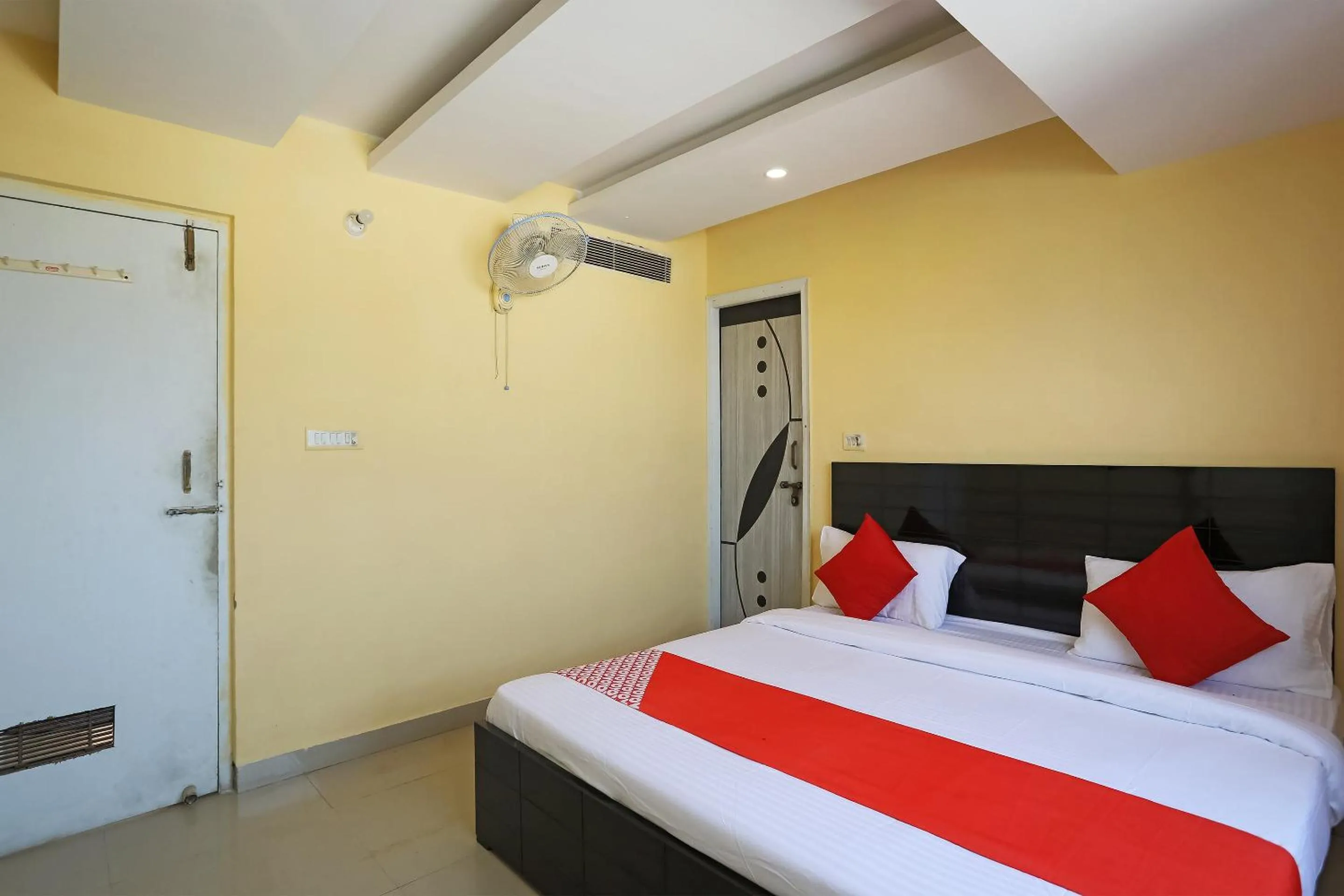 Facade/entrance in Hotel O M.M. Paradise & PG