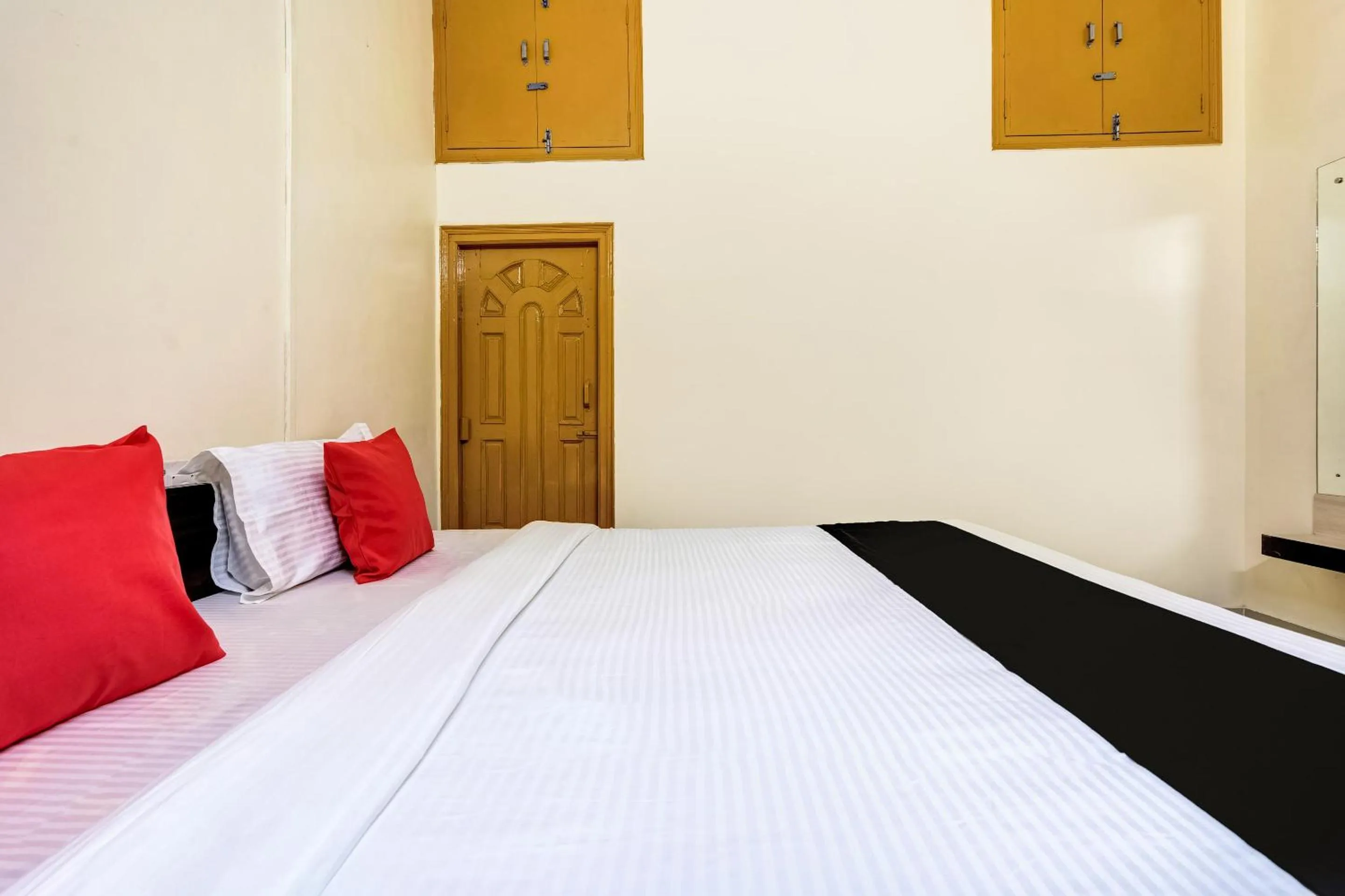 Bedroom, Bed in Super Capital O Gulmohar Marriage Garden