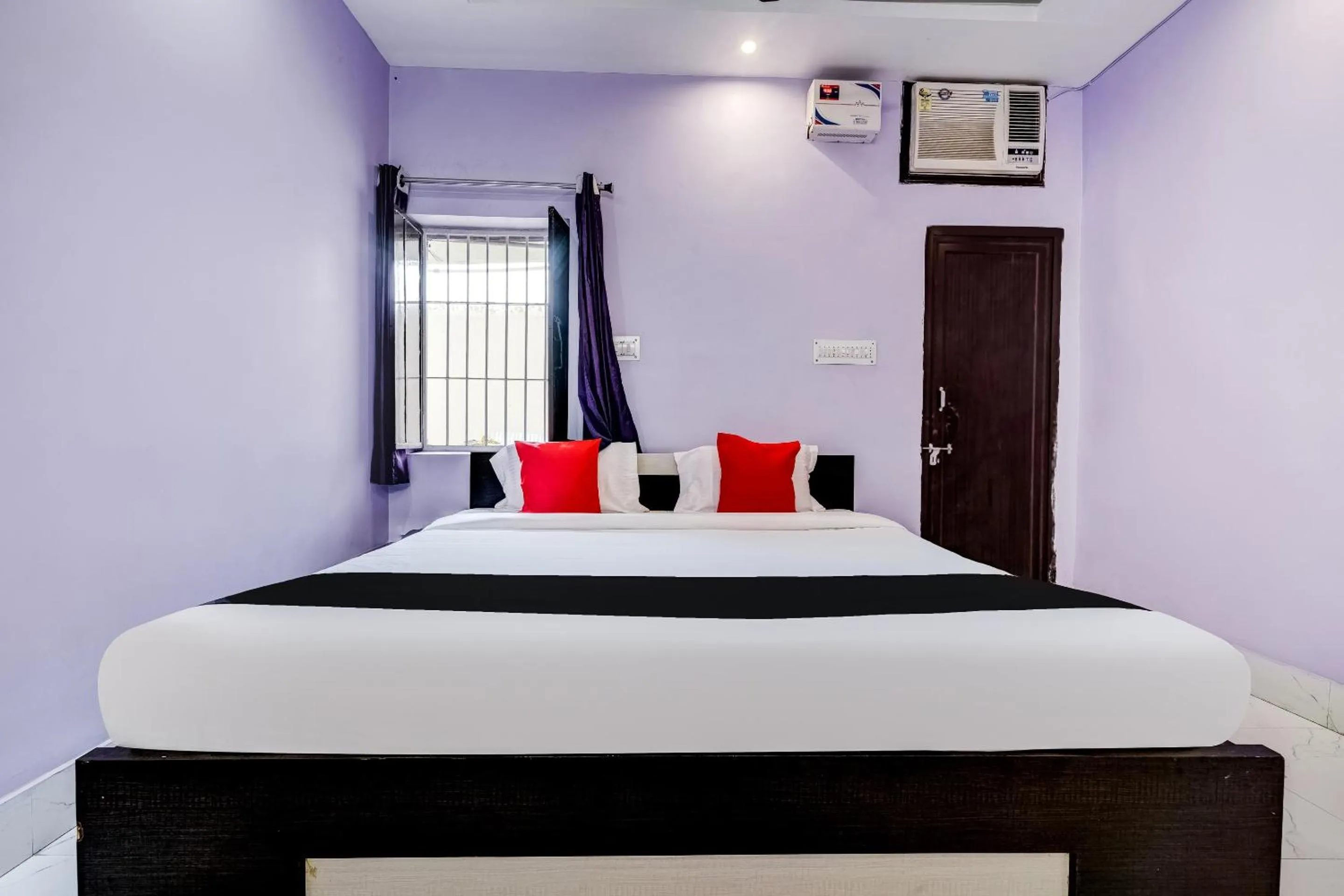 Bedroom, Bed in Super Capital O Gulmohar Marriage Garden