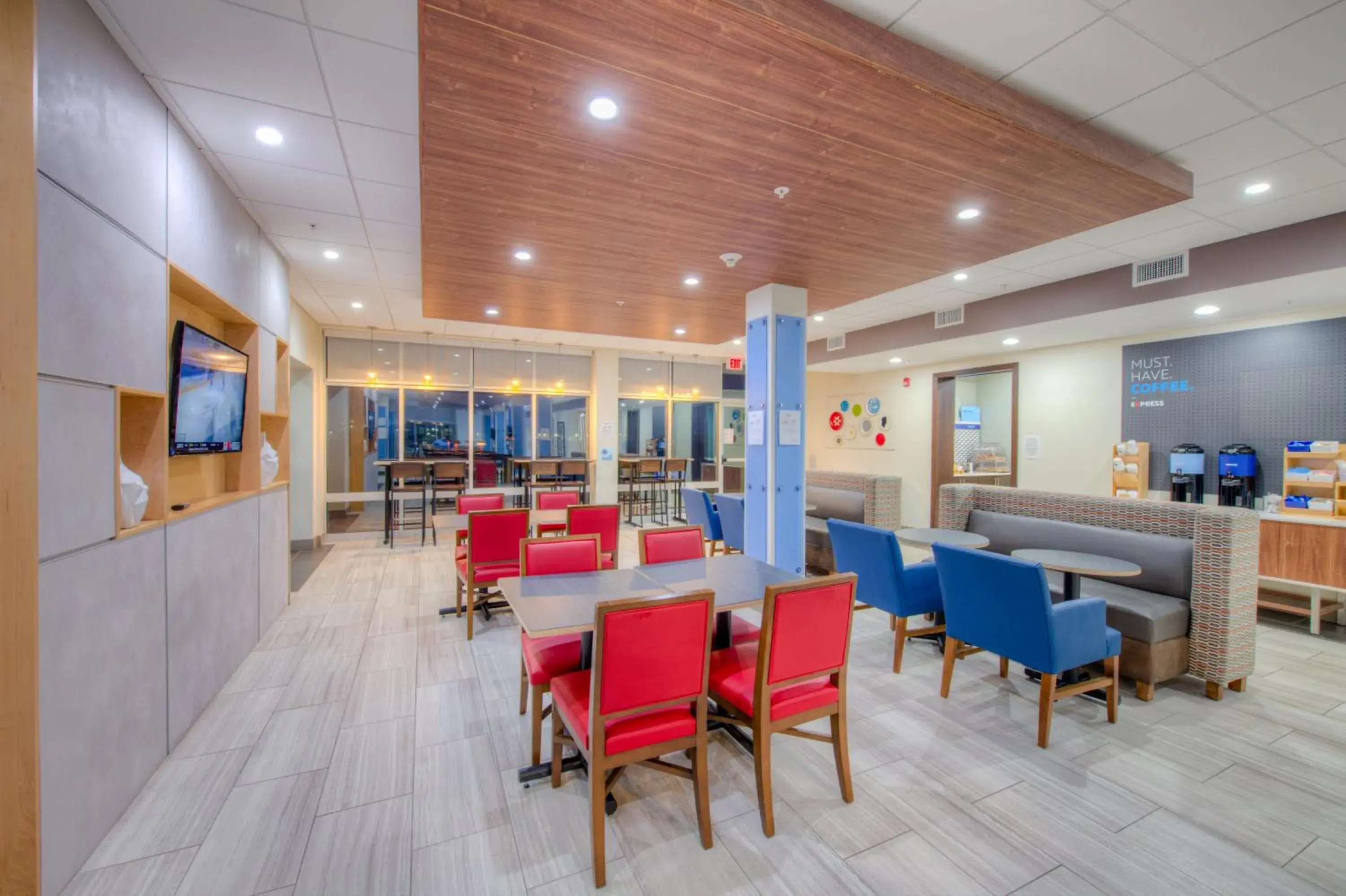 Breakfast in Holiday Inn Express & Suites - Remington by IHG Breakfast in Holiday Inn Express & Suites - Remington by IHG