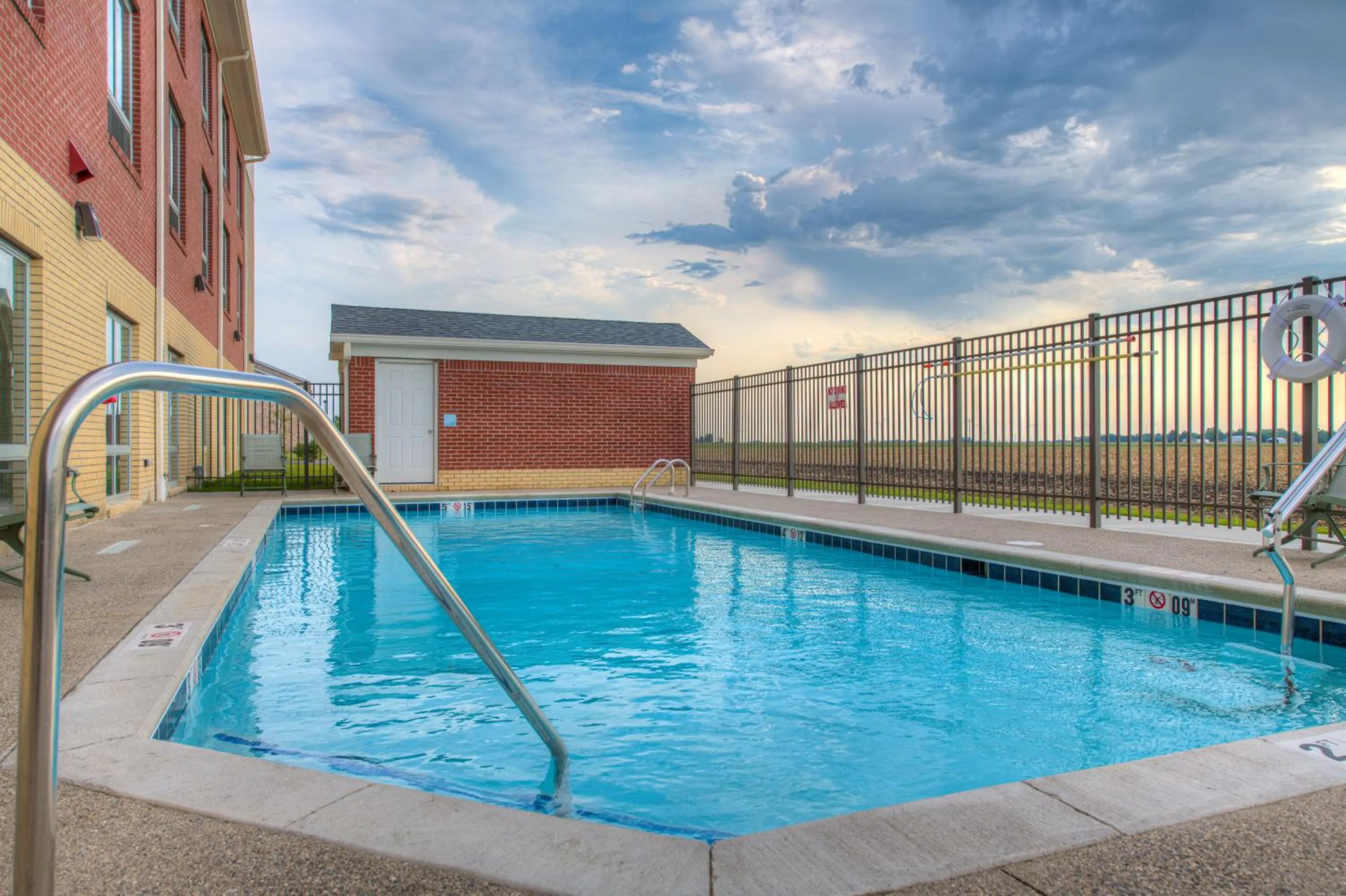 Swimming pool in Holiday Inn Express & Suites - Remington by IHG