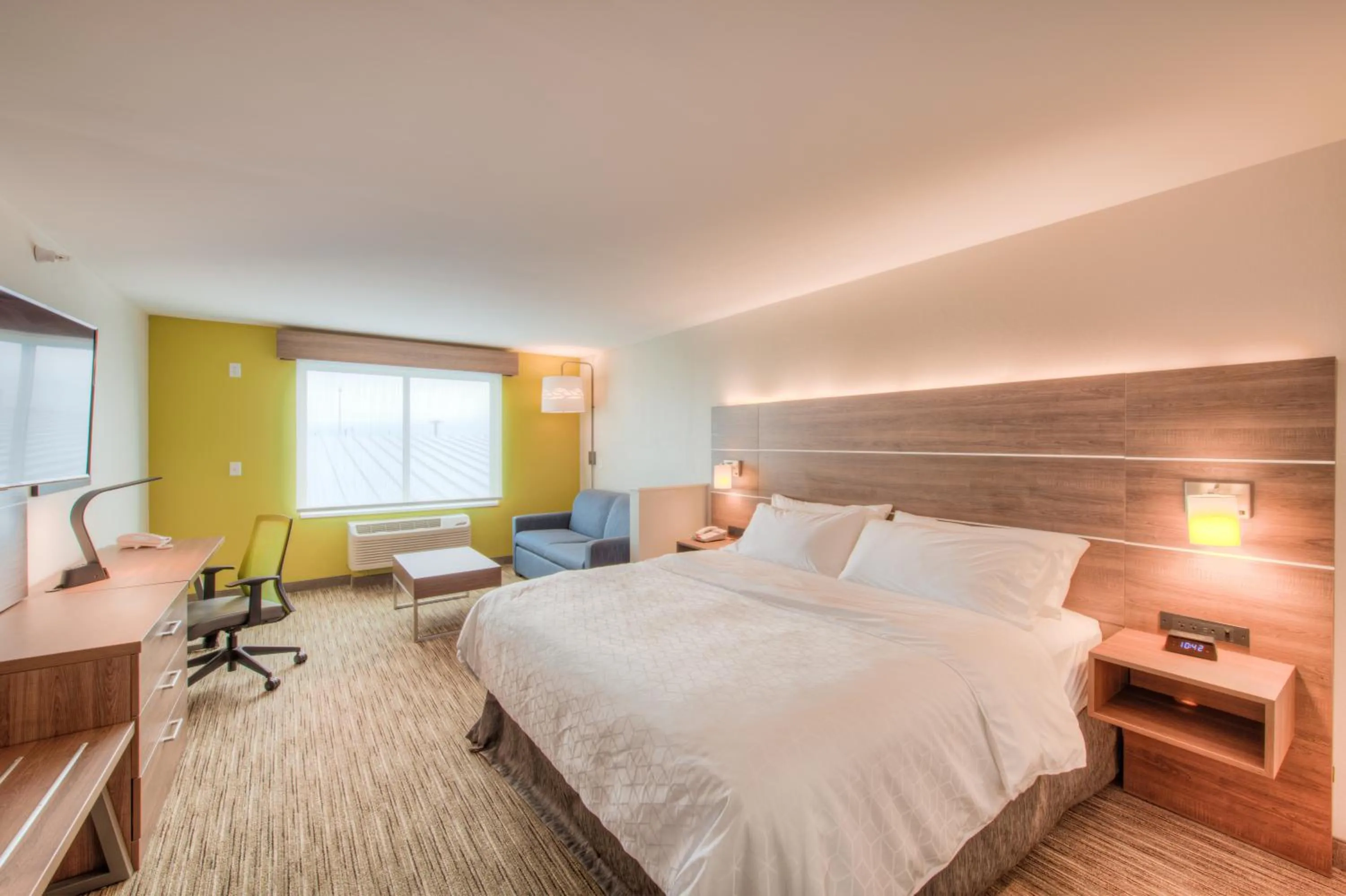 Photo of the whole room, Bed in Holiday Inn Express & Suites - Remington by IHG