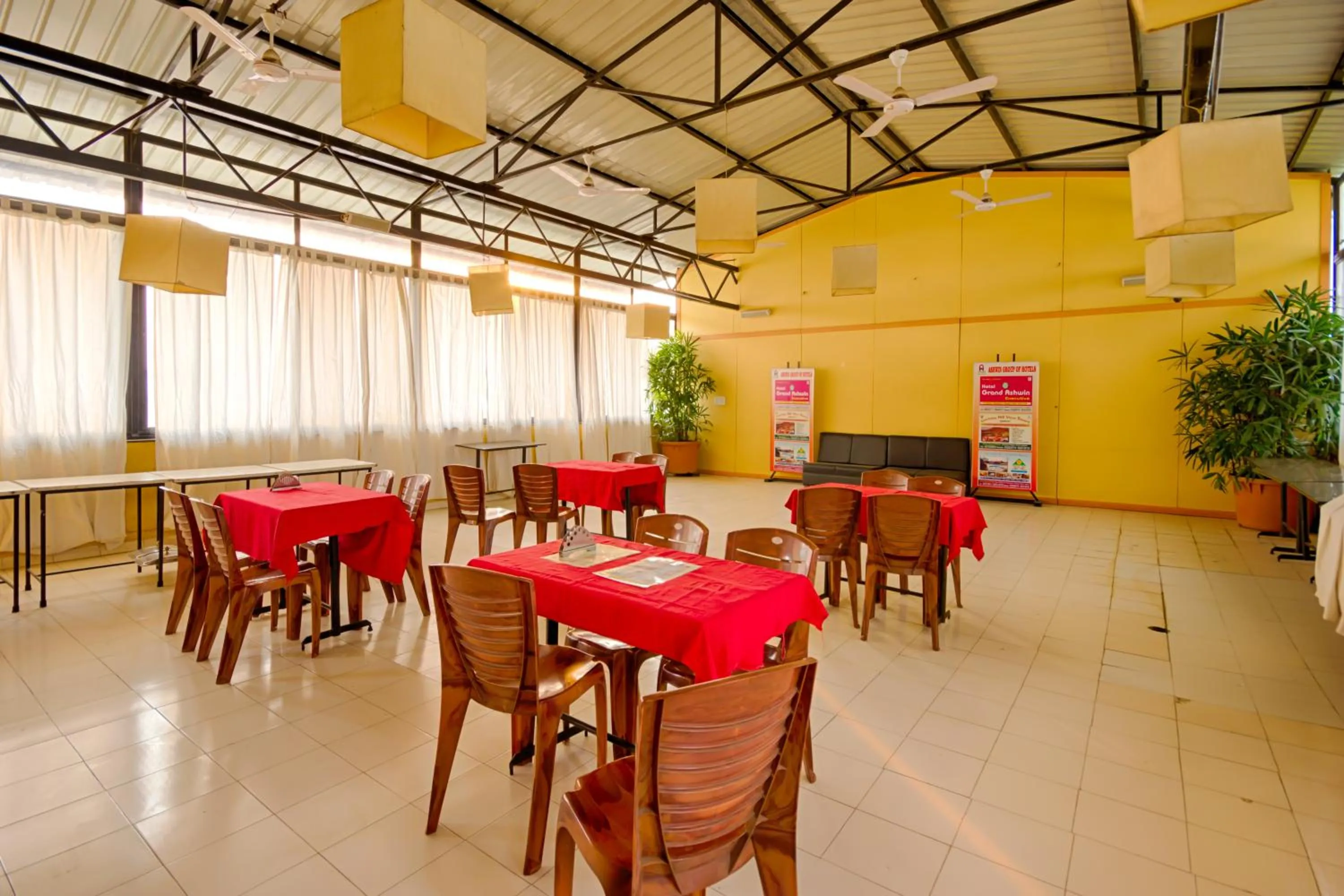 Restaurant/places to eat in Hotel Grand Ashwin