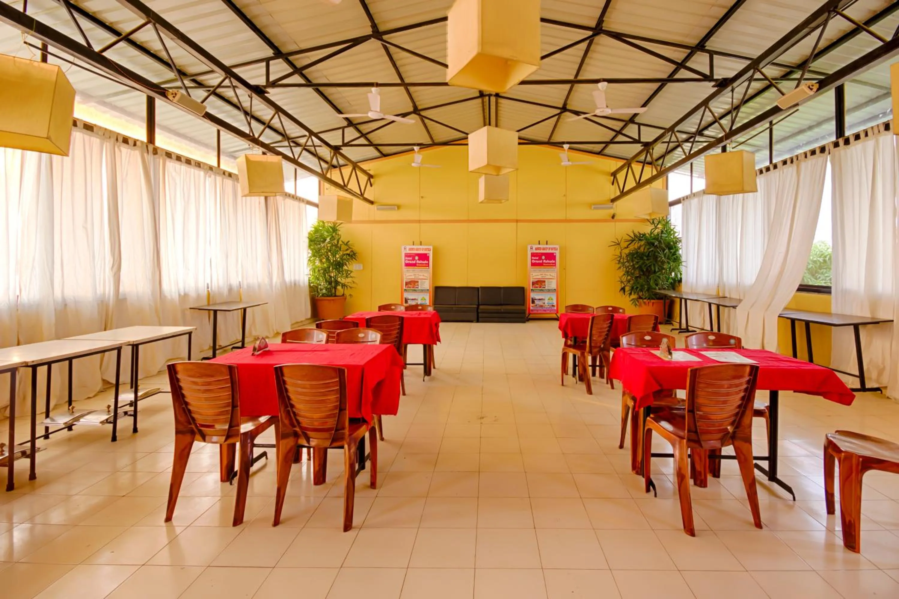 Restaurant/places to eat in Hotel Grand Ashwin