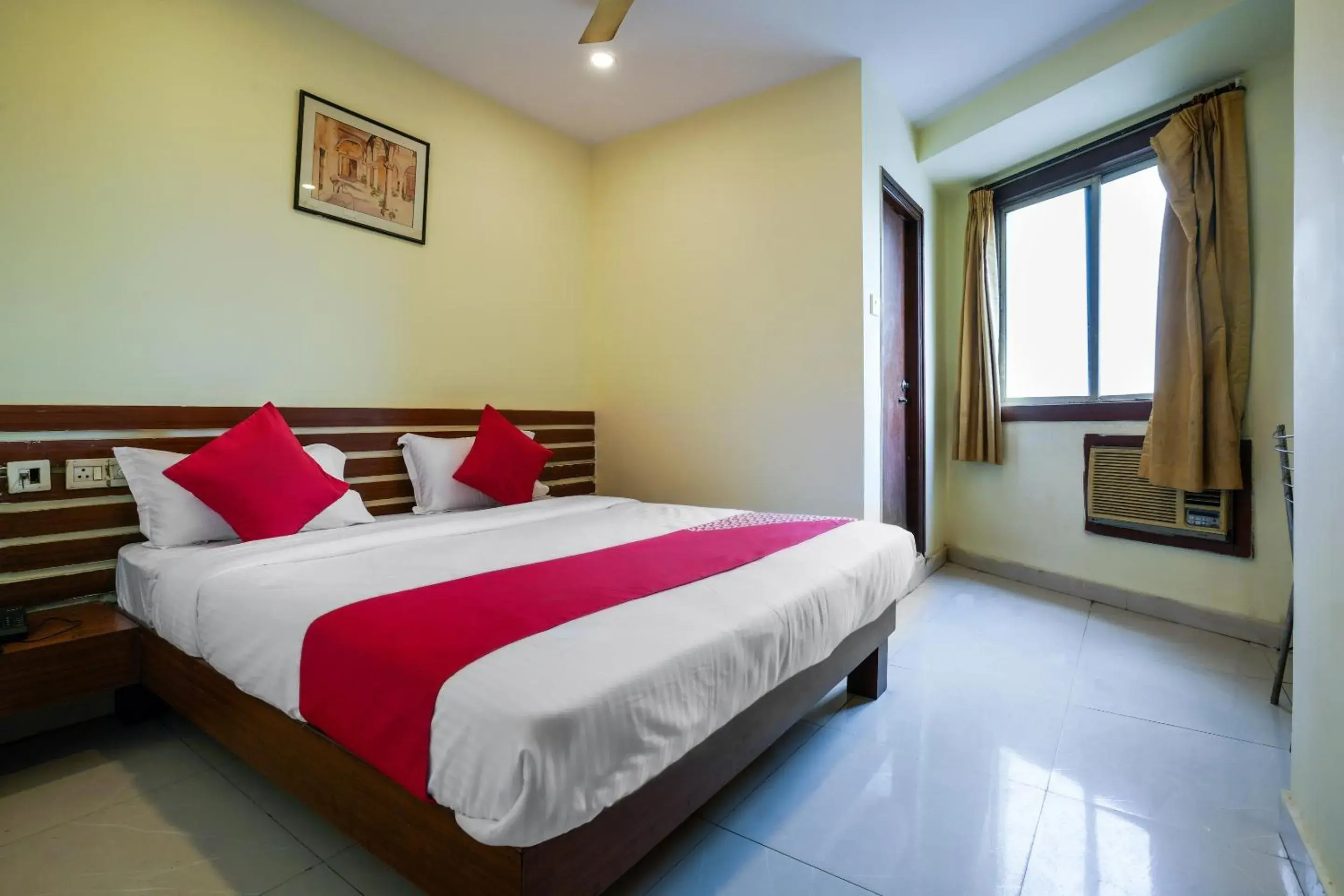 Bedroom in Hotel O Pariwar Inn Bedroom in Hotel O Pariwar Inn
