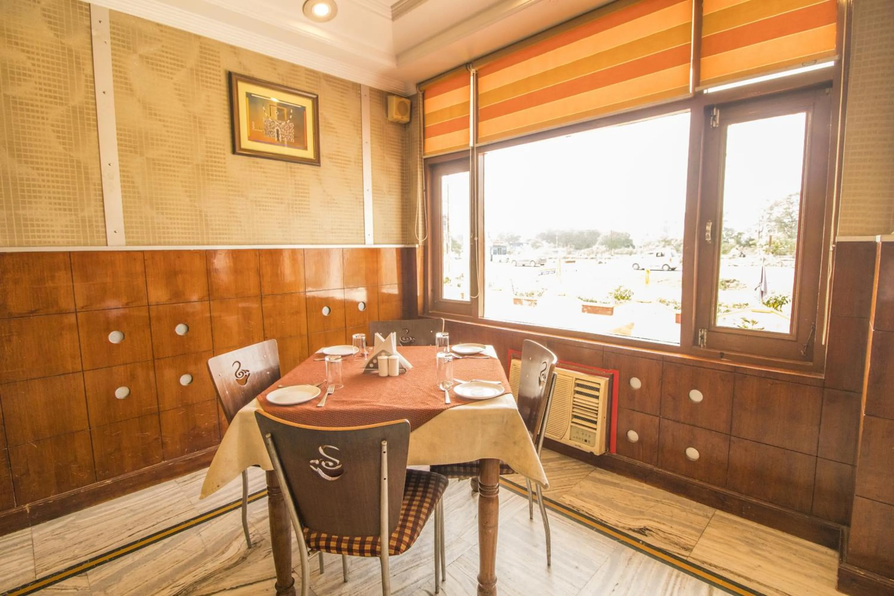 Restaurant/places to eat in WOW STAYZ2 Hotel Jahanvi Dale