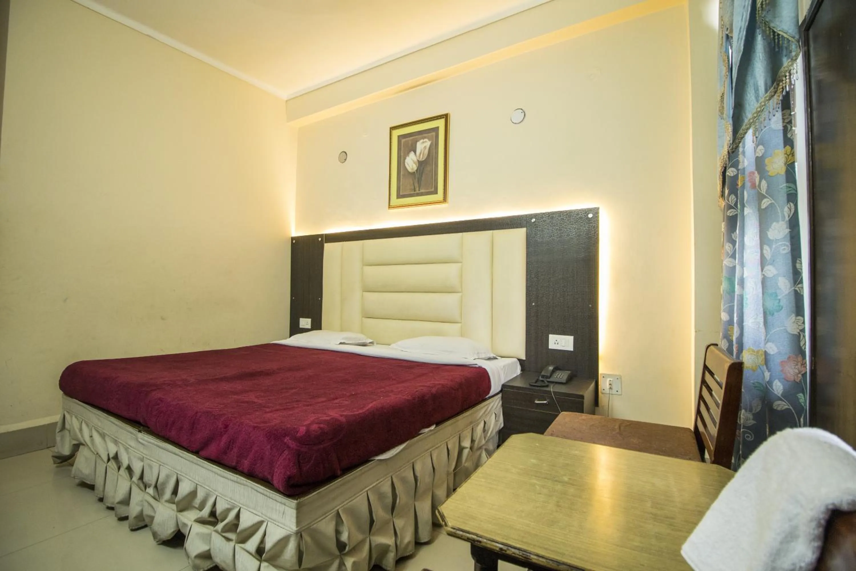 Bed in WOW STAYZ2 Hotel Jahanvi Dale