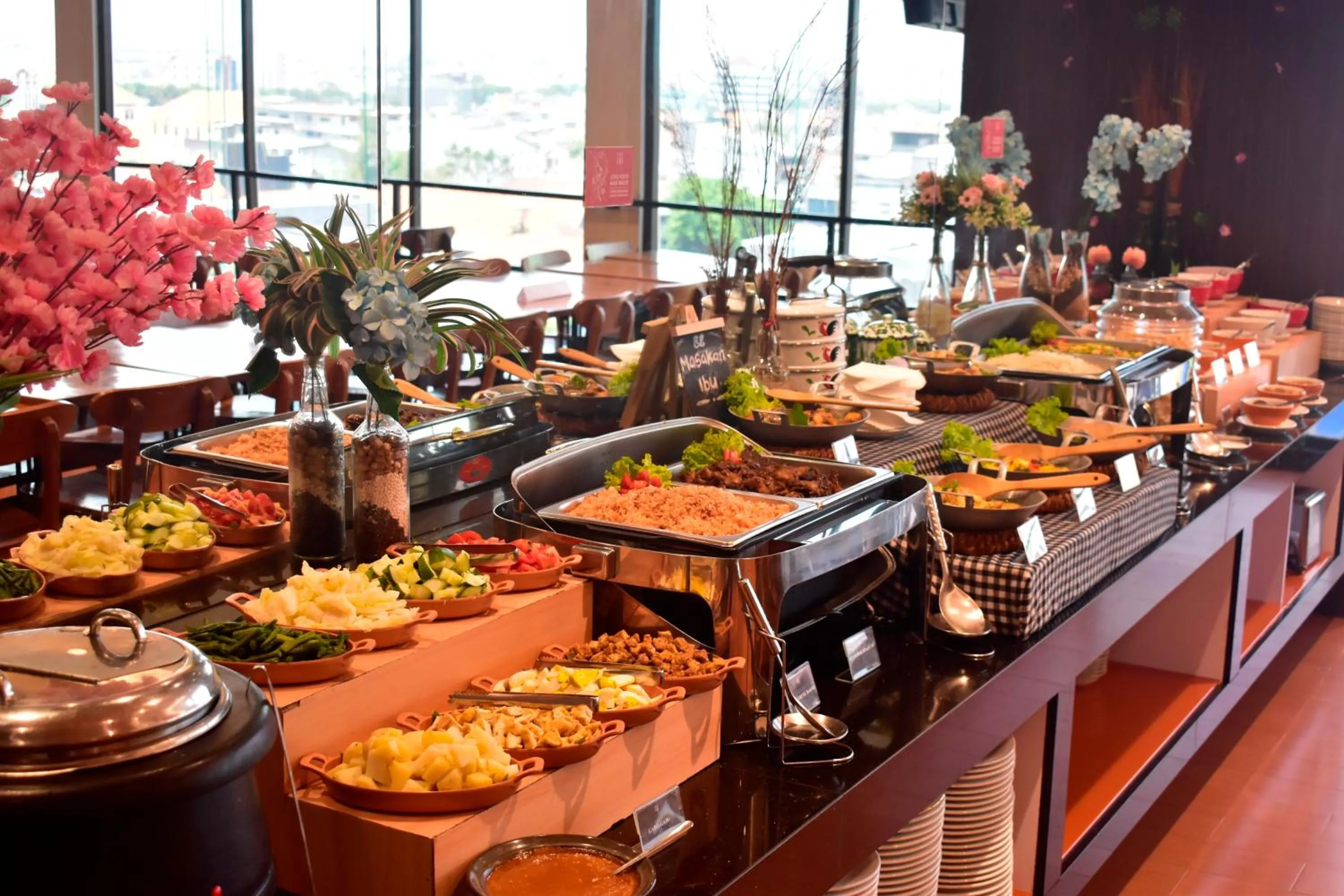 Hotel 88 Embong Malang Tunjungan Surabaya by WH - Breakfast with The Best View on The Highest Floor and Strategic Location in The City Center