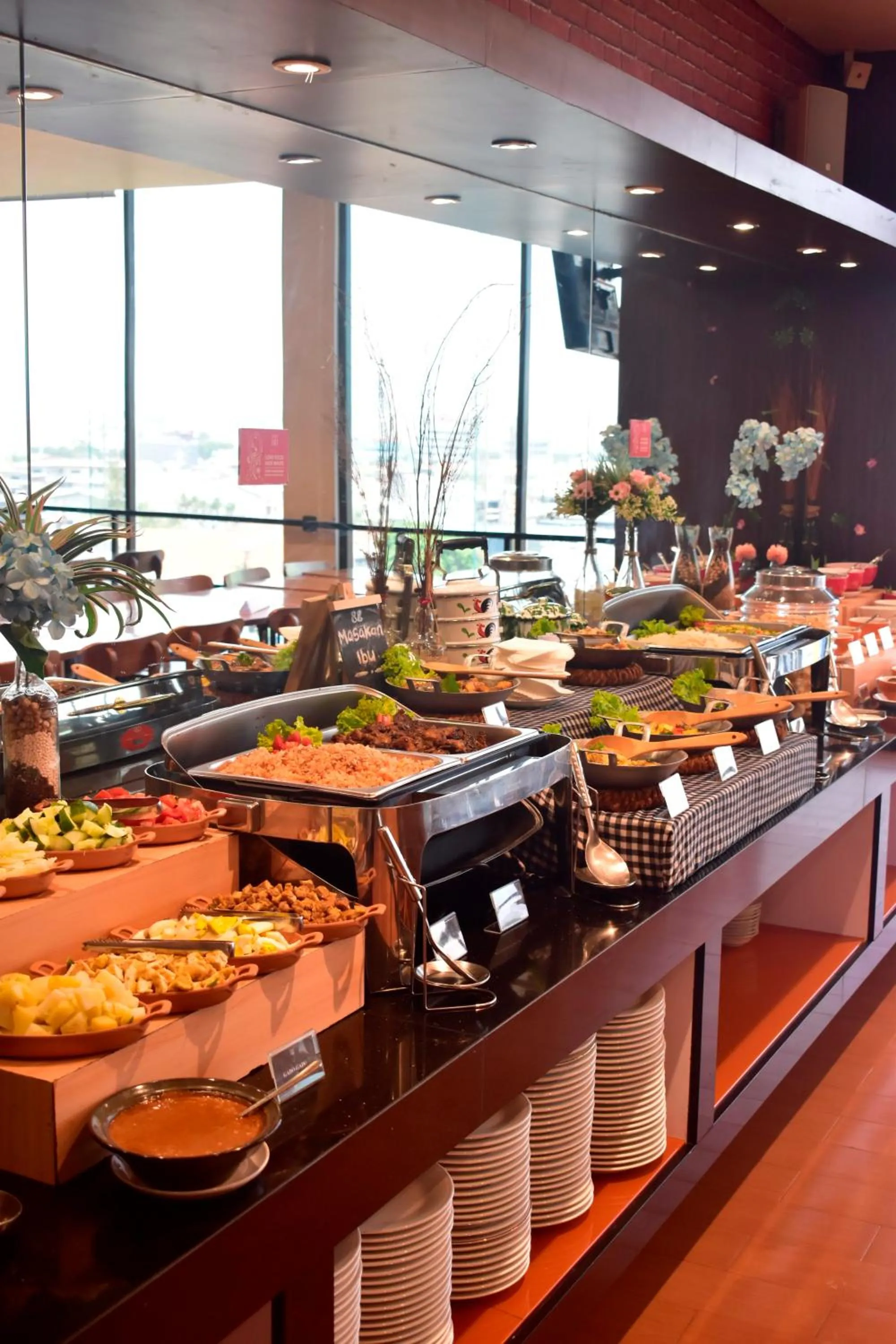 Hotel 88 Embong Malang Tunjungan Surabaya by WH - Breakfast with The Best View on The Highest Floor and Strategic Location in The City Center