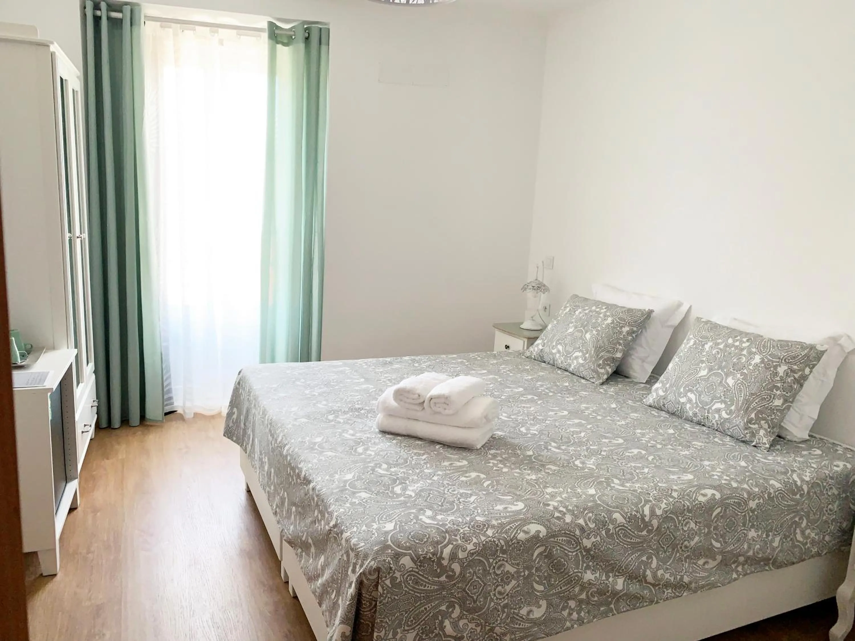 Photo of the whole room, Bed in Safira