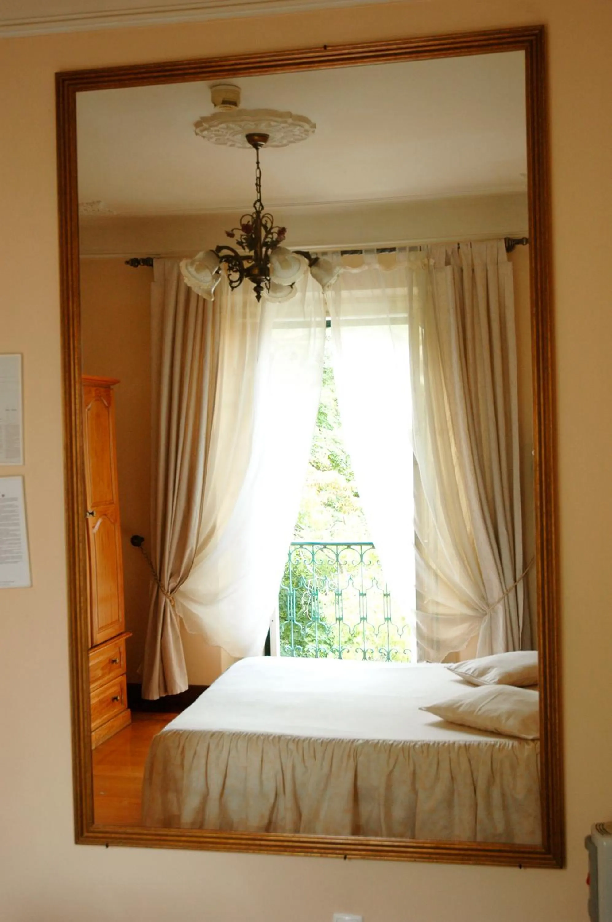 Photo of the whole room, Bed in Safira