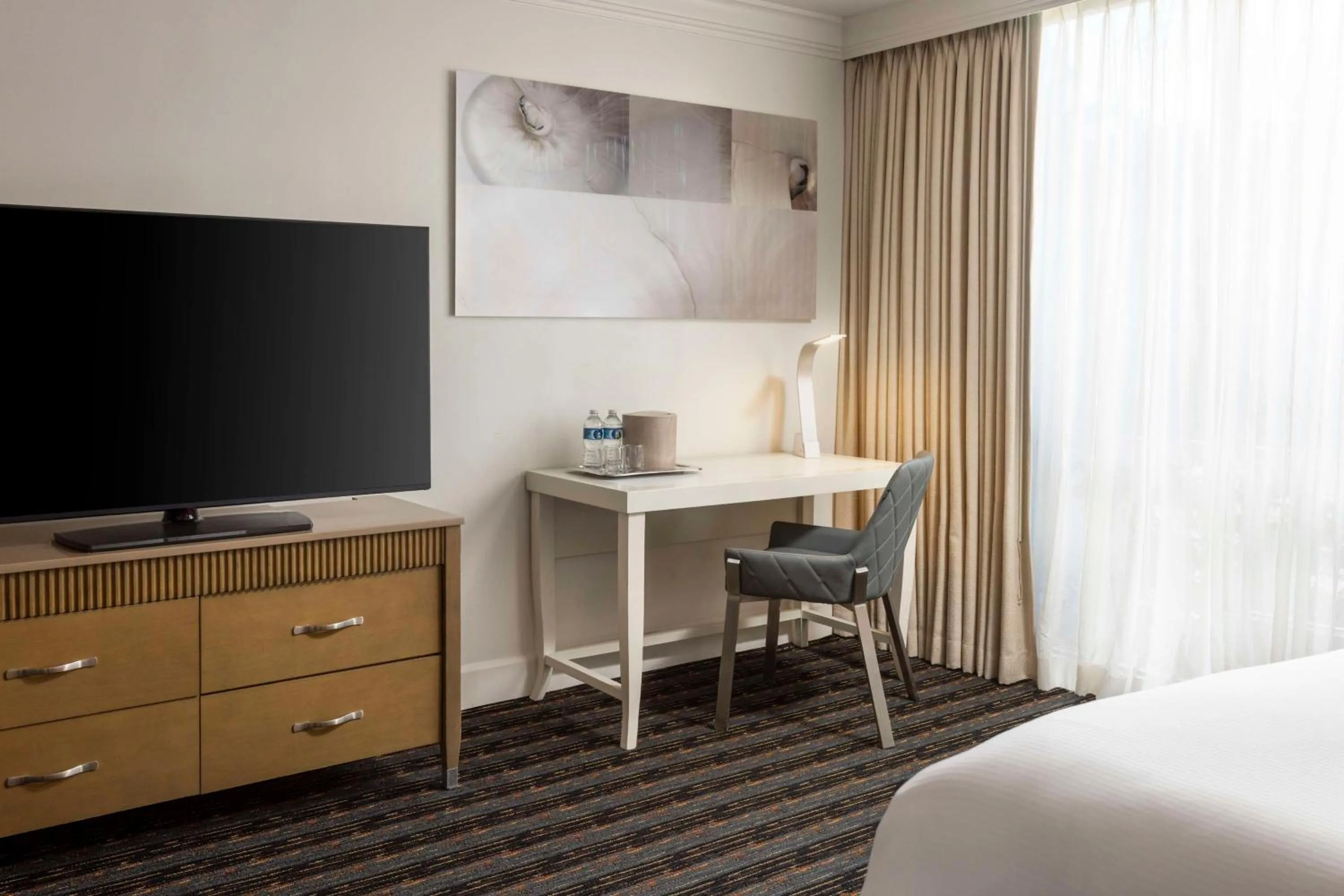 Bedroom, Bed in DoubleTree by Hilton San Diego Bayside