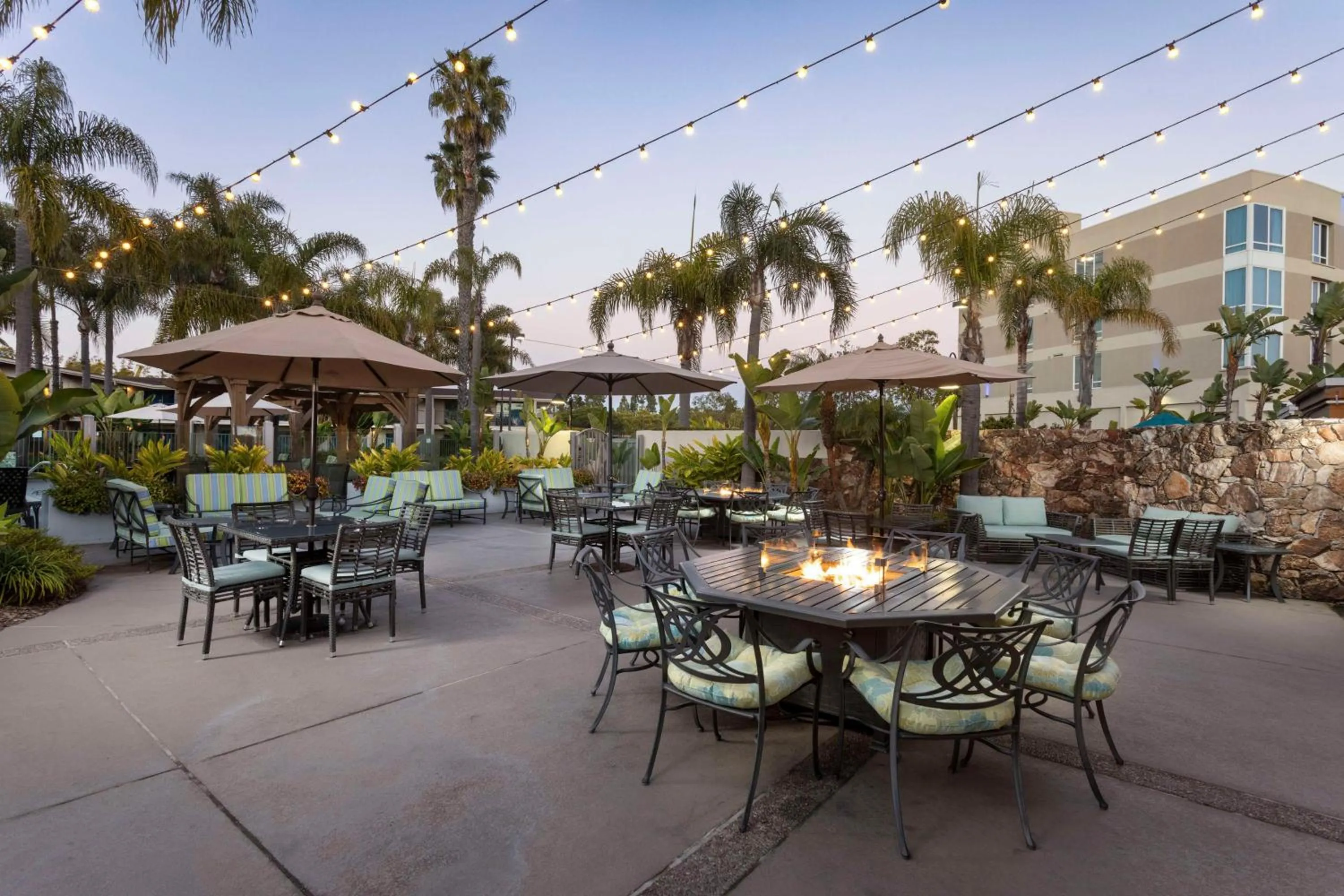 Lounge or bar in DoubleTree by Hilton San Diego Bayside