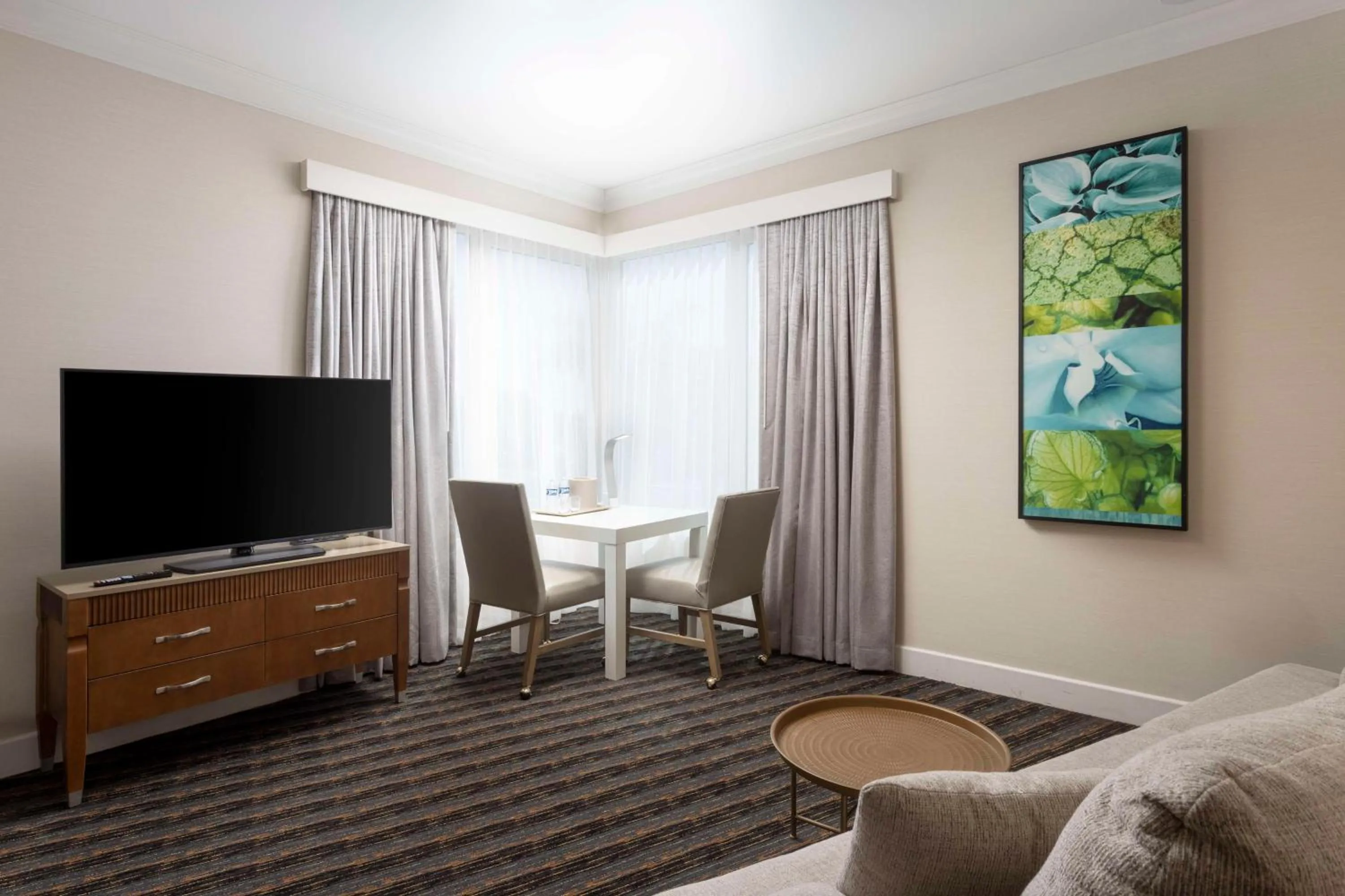 Living room in DoubleTree by Hilton San Diego Bayside