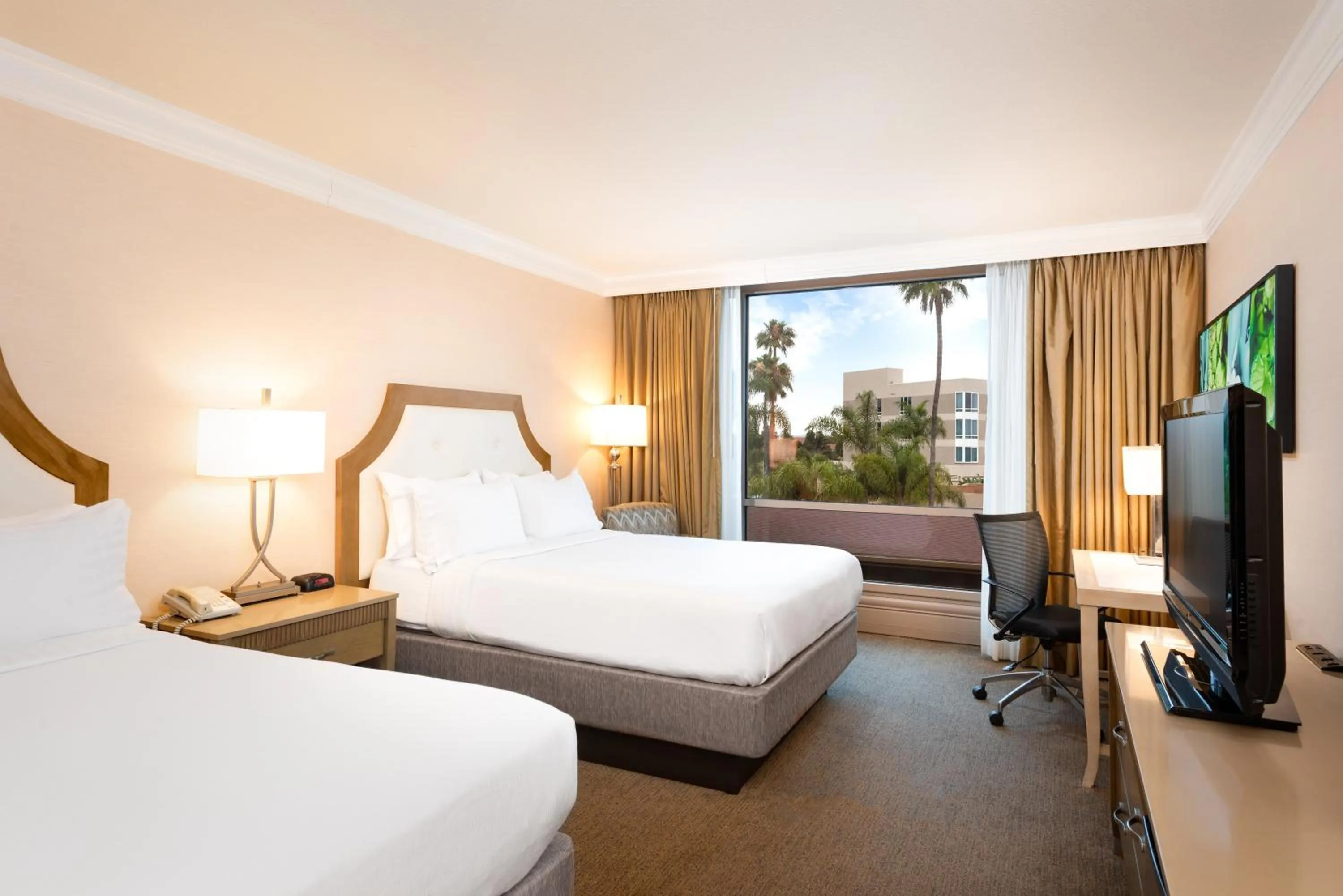 Photo of the whole room, Bed in DoubleTree by Hilton San Diego Bayside